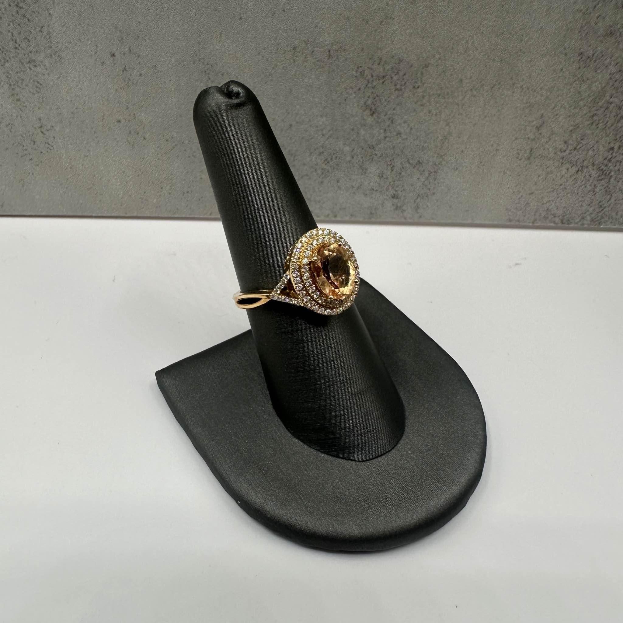 Cette superbe bague en or jaune 18 carats ornée d'une citrine ovale de 9x7 mm est complétée par des diamants ronds GH SI d'une valeur approximative de 0,40ctw, qui ajoutent un éclat brillant à la pierre précieuse vibrante. D'une taille de 7, il