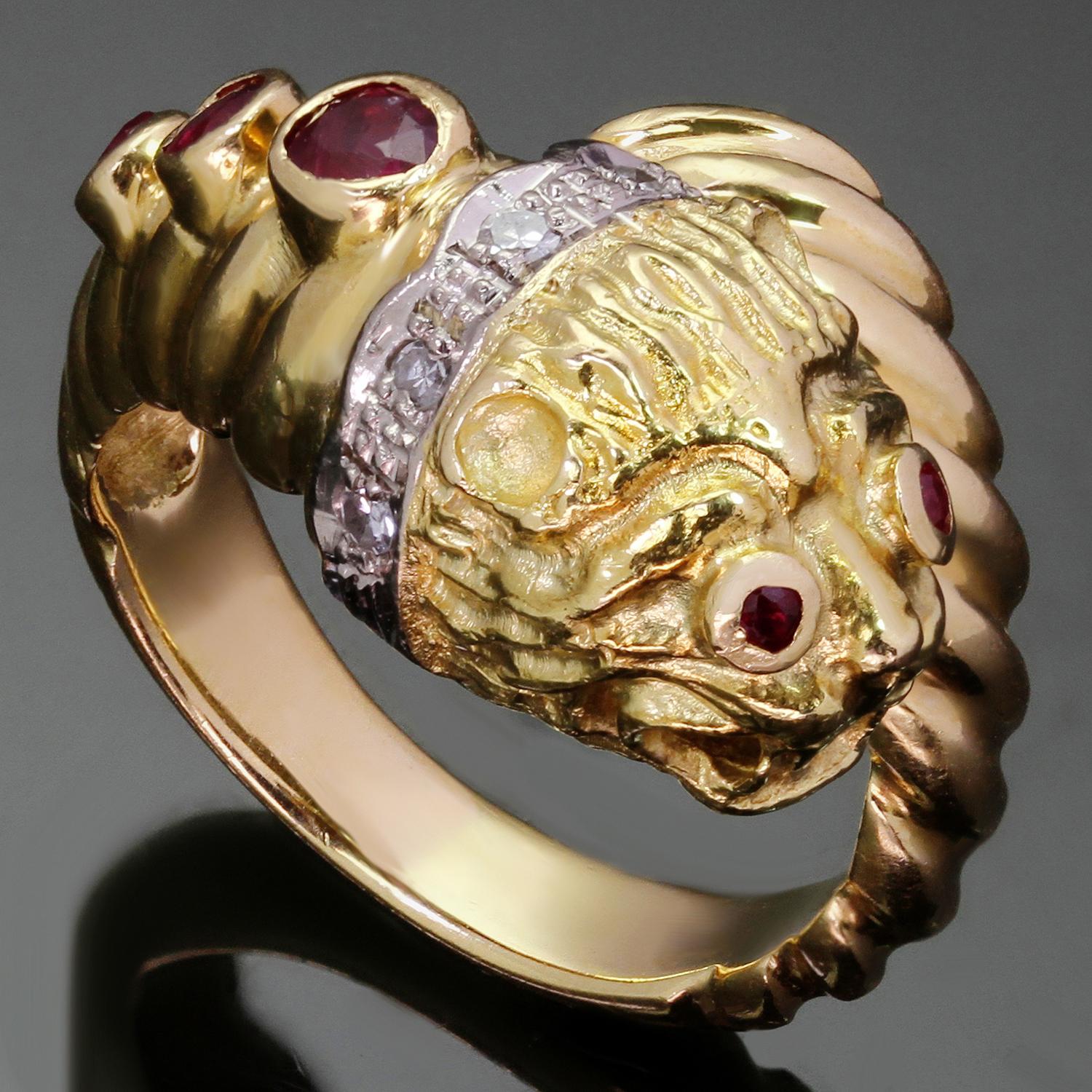 Dieser ikonische Ring von Ilias Lalaounis zeigt ein klassisches Chimären-Design, das aus 18 Karat Gelb- und Weißgold gefertigt und mit einem Diamantkragen im Rosenschliff und facettierten roten Rubinaugen besetzt ist. Hergestellt in Griechenland in