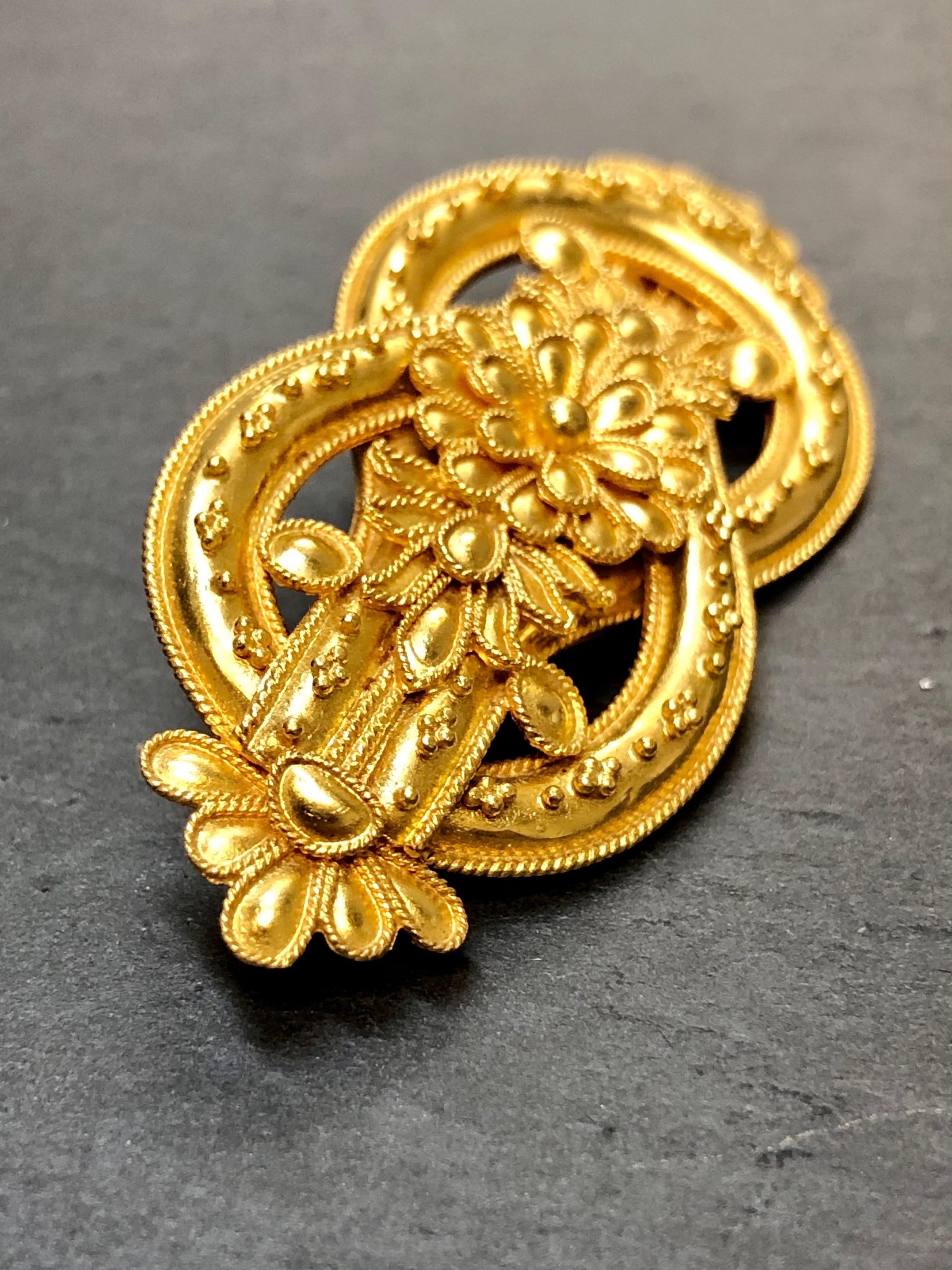 A beautiful interlocking “Etruscan” design brooch done by famed Greek designer Elias Lalaounis done in 18K. All hallmarks present.

Dimensions/Weight
2.1” by 1”. Weighs 10dwt.

Condition
Some surface scratches on back but all milgrain is undamaged