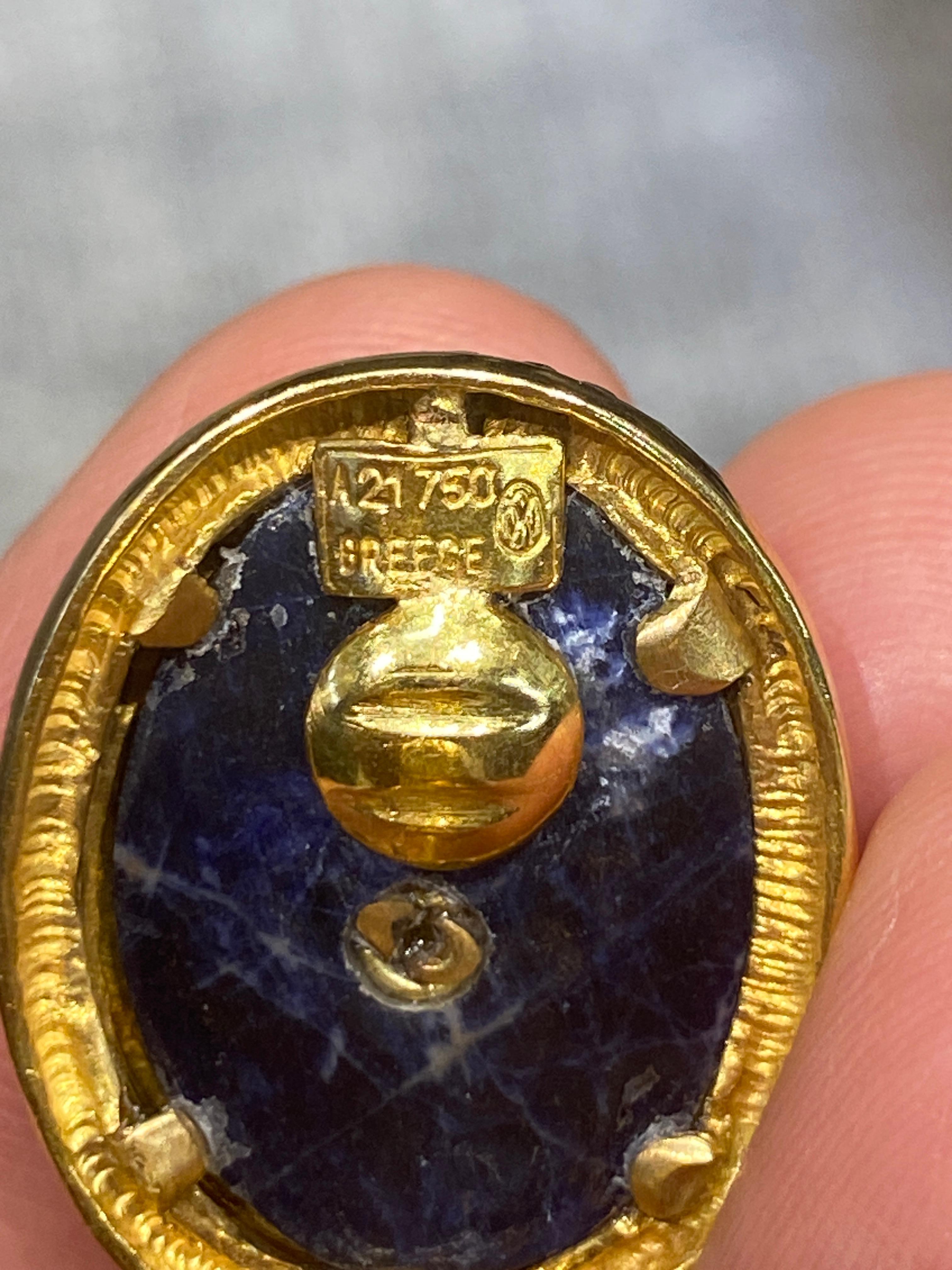 Taille cabochon Ilias Lalaounis, boucles d'oreilles en or 18 carats et lapis-lazuli avec motif chèvre de montagne en vente