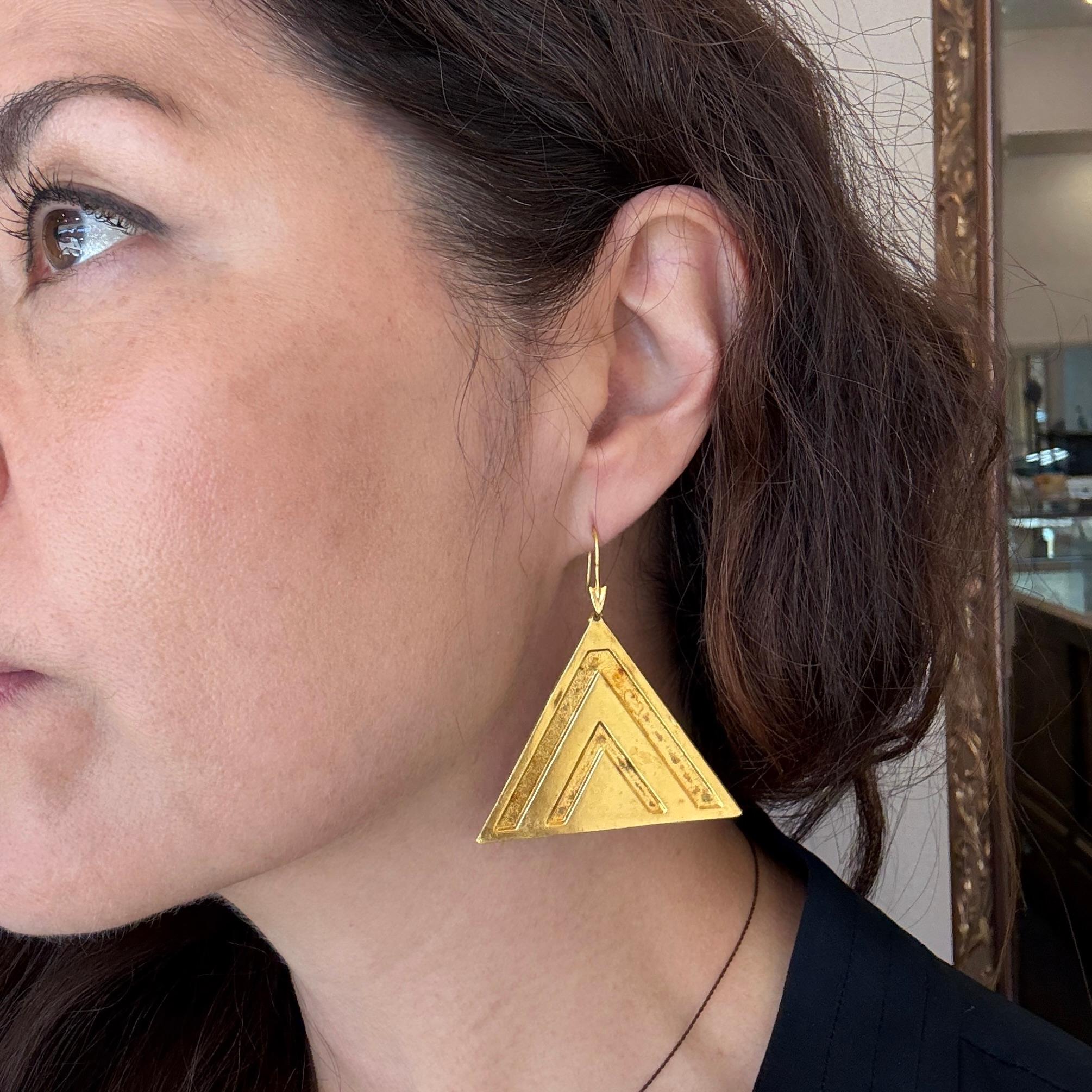 Ilias Lalaounis 18K Gold Triangle Large Earrings With Original Box In Good Condition In Los Angeles, CA