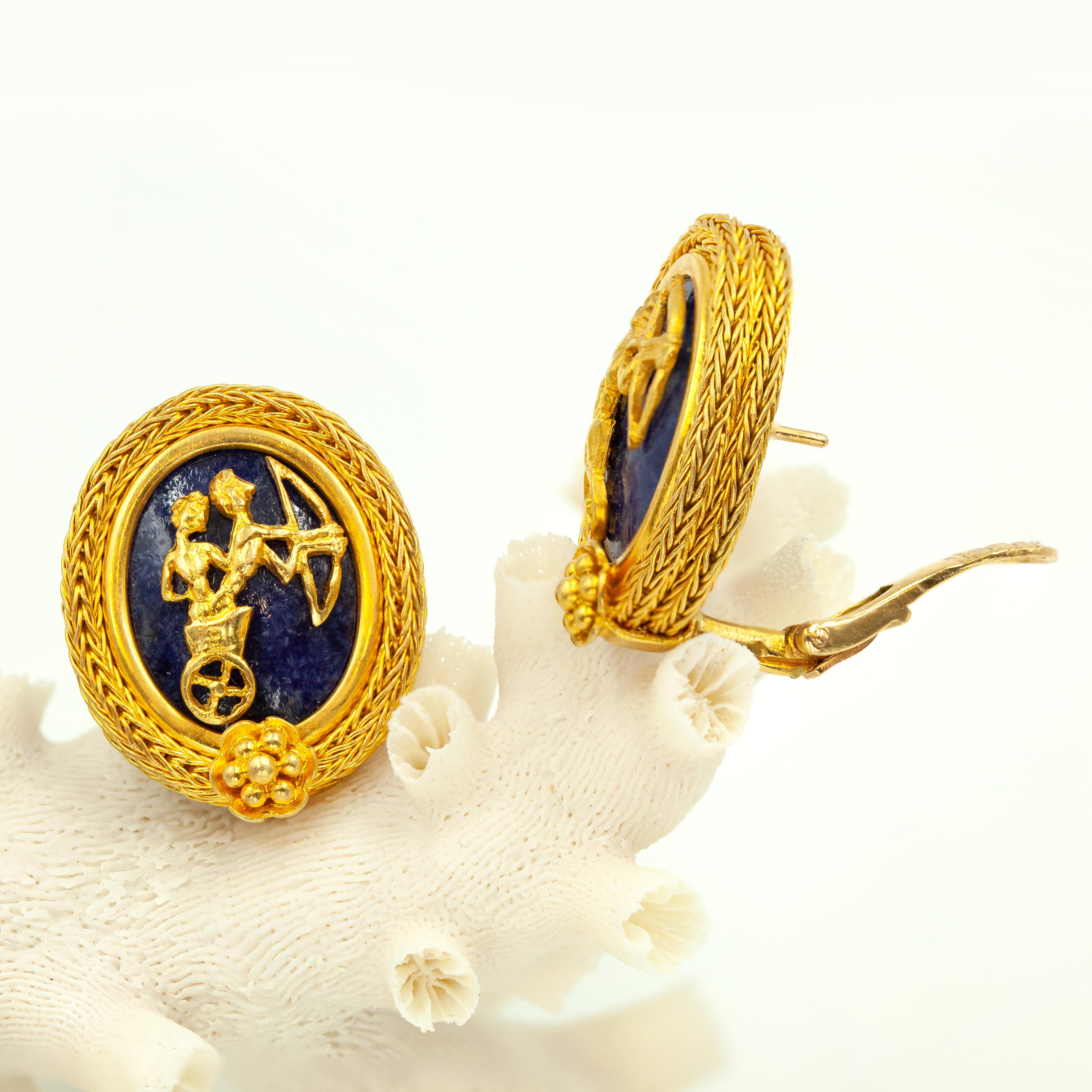 Rari orecchini in oro giallo 18 carati di Ilias Lalaounis con sodalite ovale con motivi greci avvolti da cornici intrecciate e un grazioso fiore su ciascuno.
Gli orecchini hanno il retro a omega con perno

Peso approssimativo: 30,50 grammi

Misura