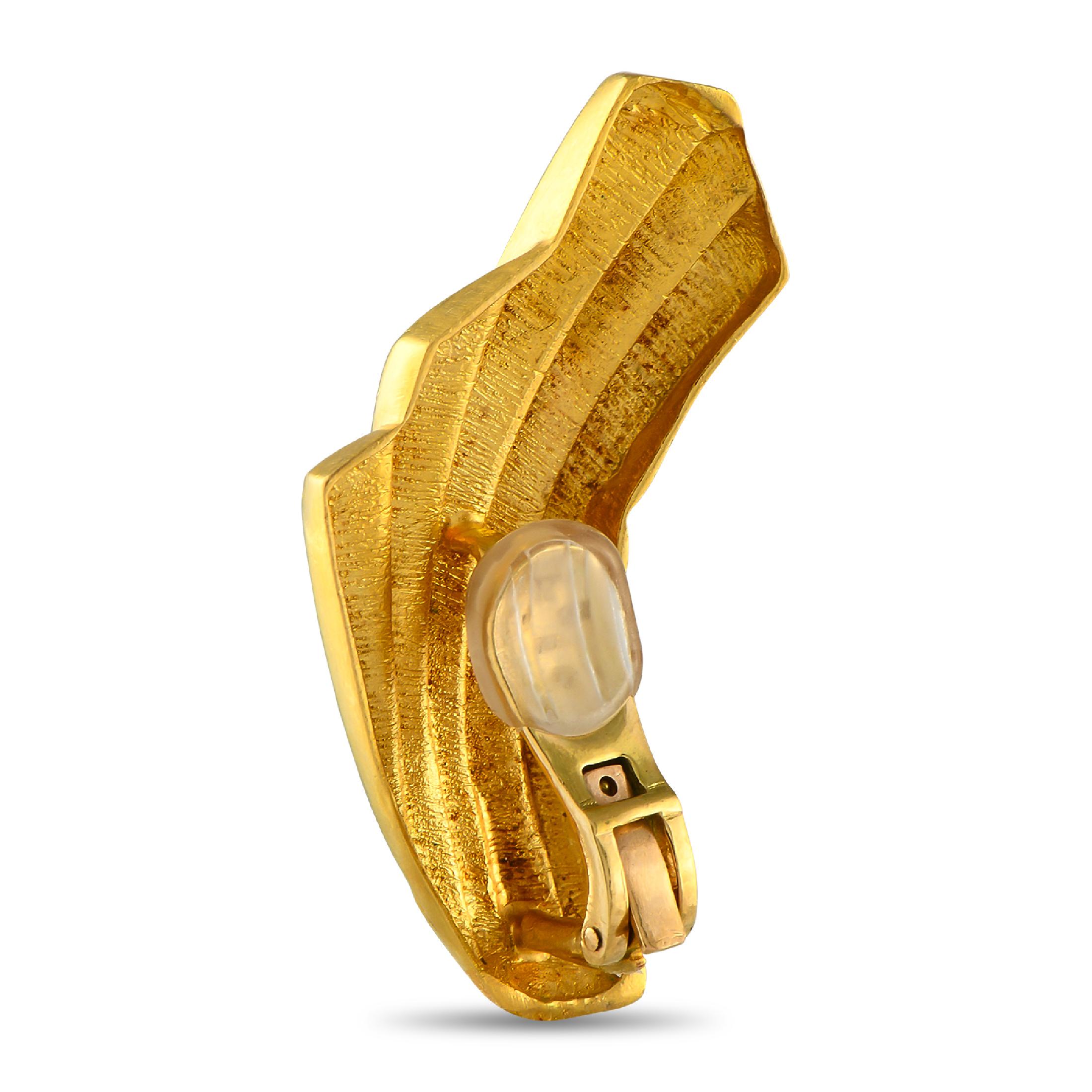 Uno splendido design di ispirazione Art Deco rende questi orecchini di Ilias Lalaounis un'opera d'arte. Le linee drammatiche e lo stile elegante e sofisticato li distinguono nel migliore dei modi. Realizzato in oro giallo 18 carati, misura 1,75 di