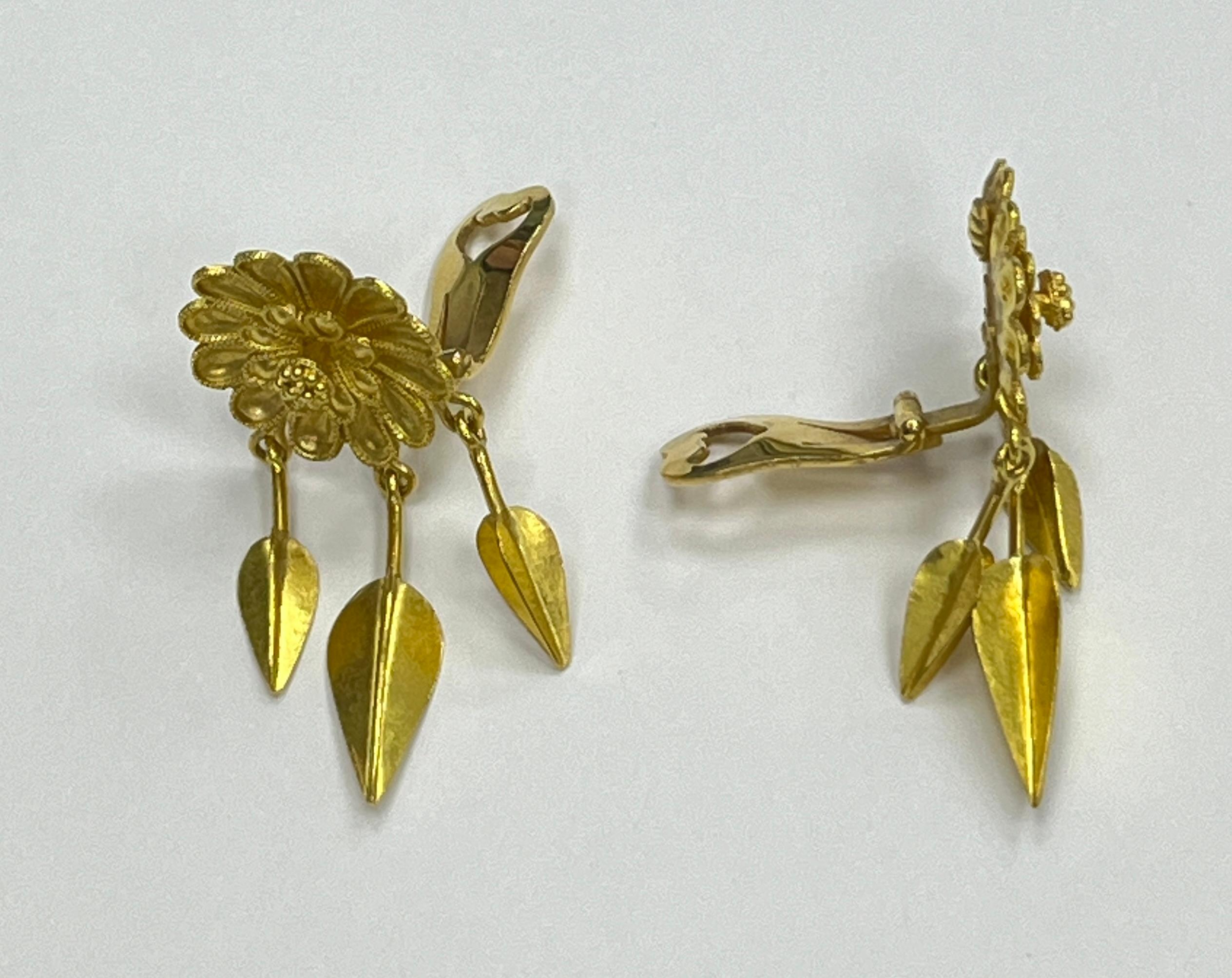 Ilias Lalaounis 18 Karat Gelbgold Blumen-Ohrringe im Angebot 1