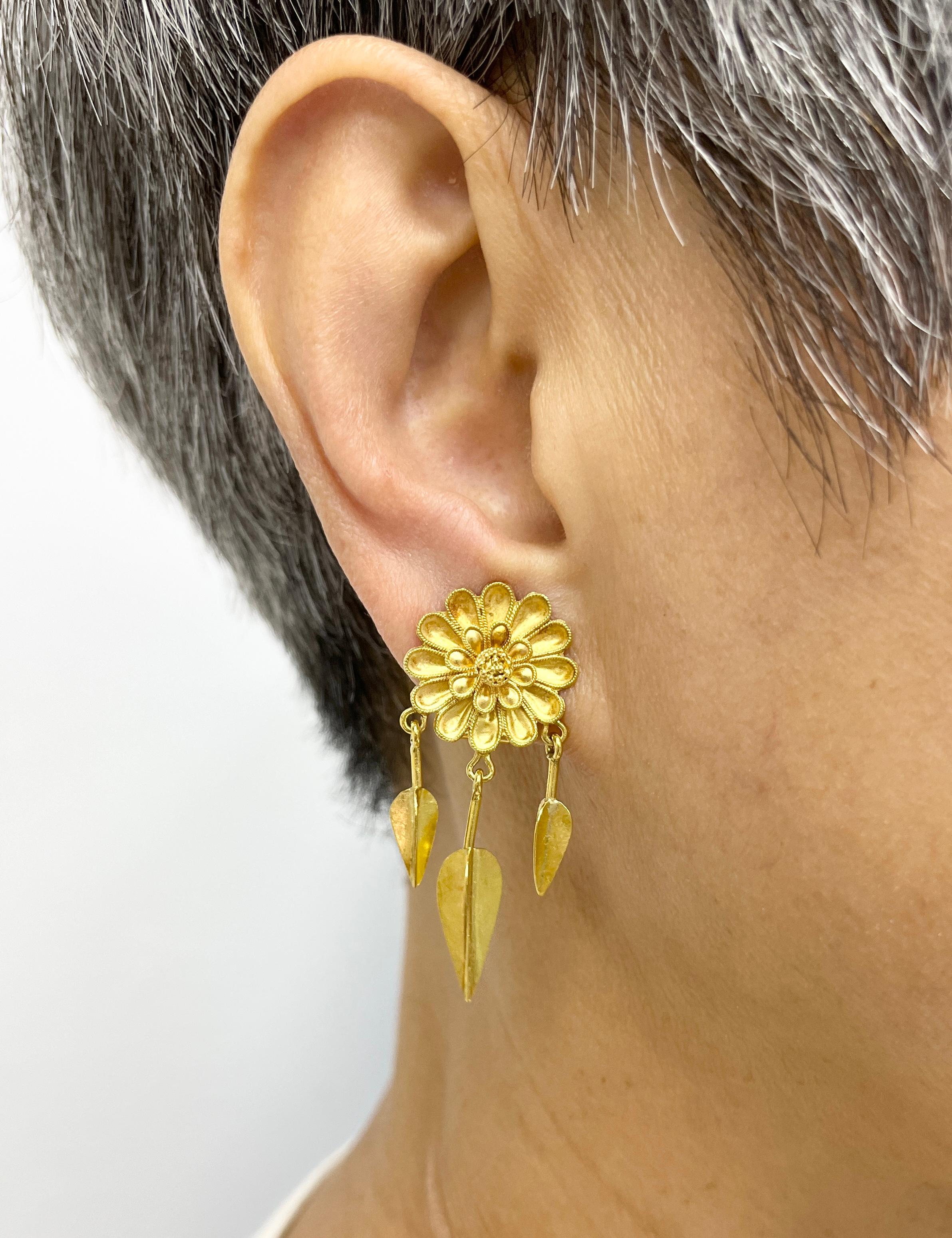 Ilias Lalaounis 18 Karat Gelbgold Blumen-Ohrringe im Angebot 3