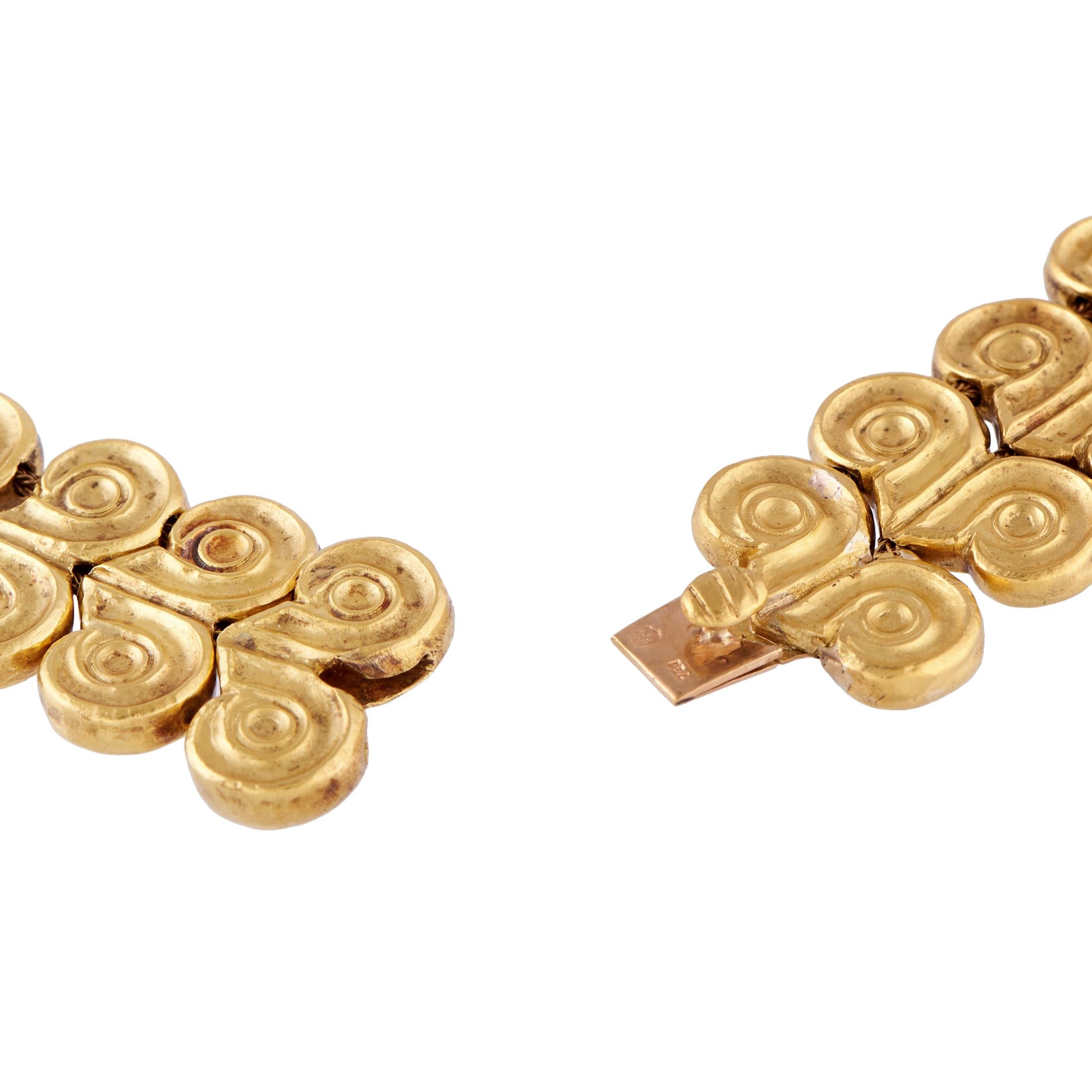 Aus dem angesehenen griechischen Schmuckhaus Ilias Lalaounis kommt ein außergewöhnliches Collier, das einen starken Stileindruck hinterlässt. Er ist meisterhaft aus massivem 18-karätigem Gelbgold gefertigt und verfügt über kunstvolle Glieder, die