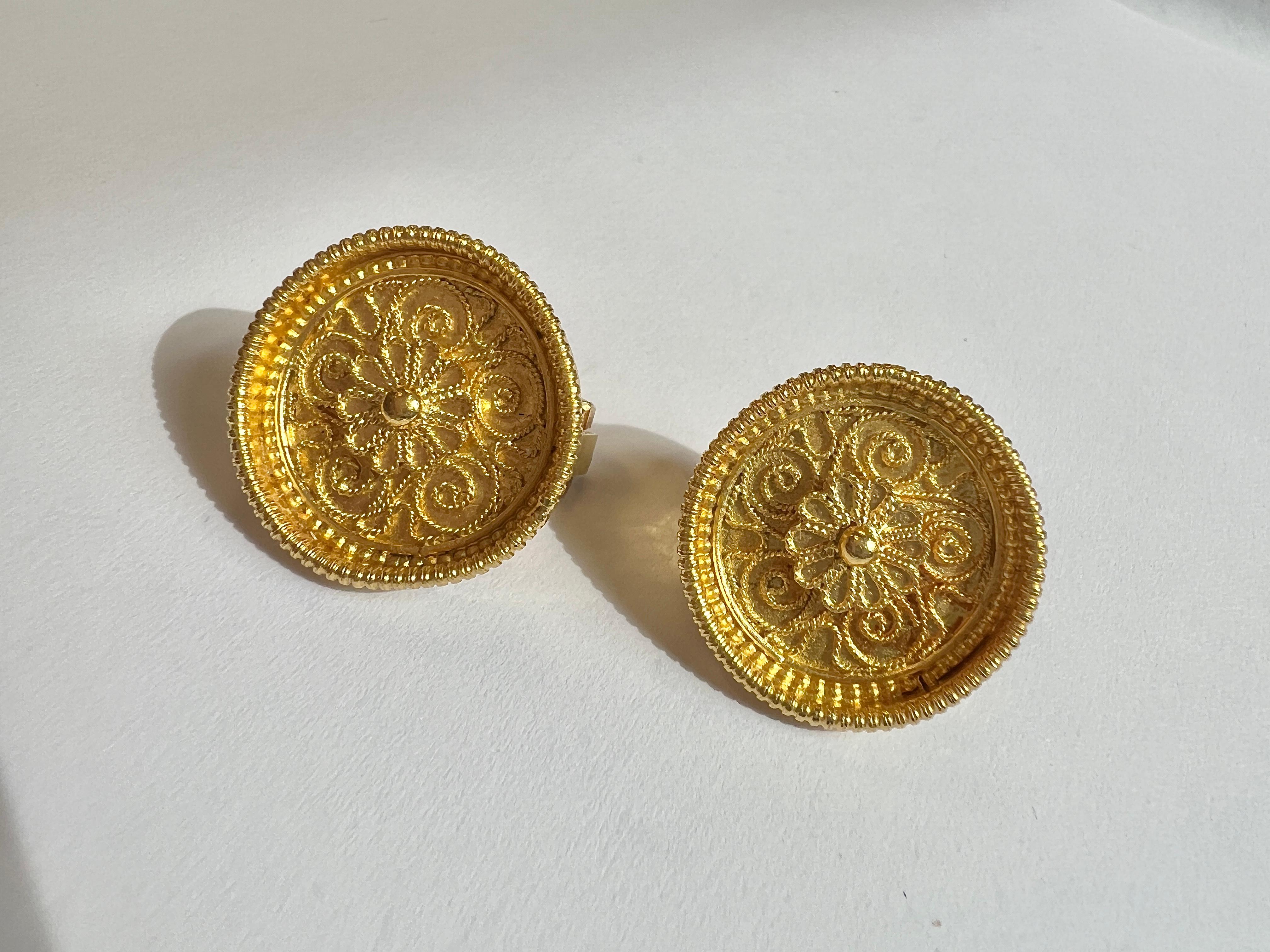 1980' Ilias Lalaounis 18K yellow gold Etruscan Revival clip-on Earrings
Marked 750 GREECE T35 and Hallmark
Weight 8.4 g
Measurement : 20 x 20 mm
