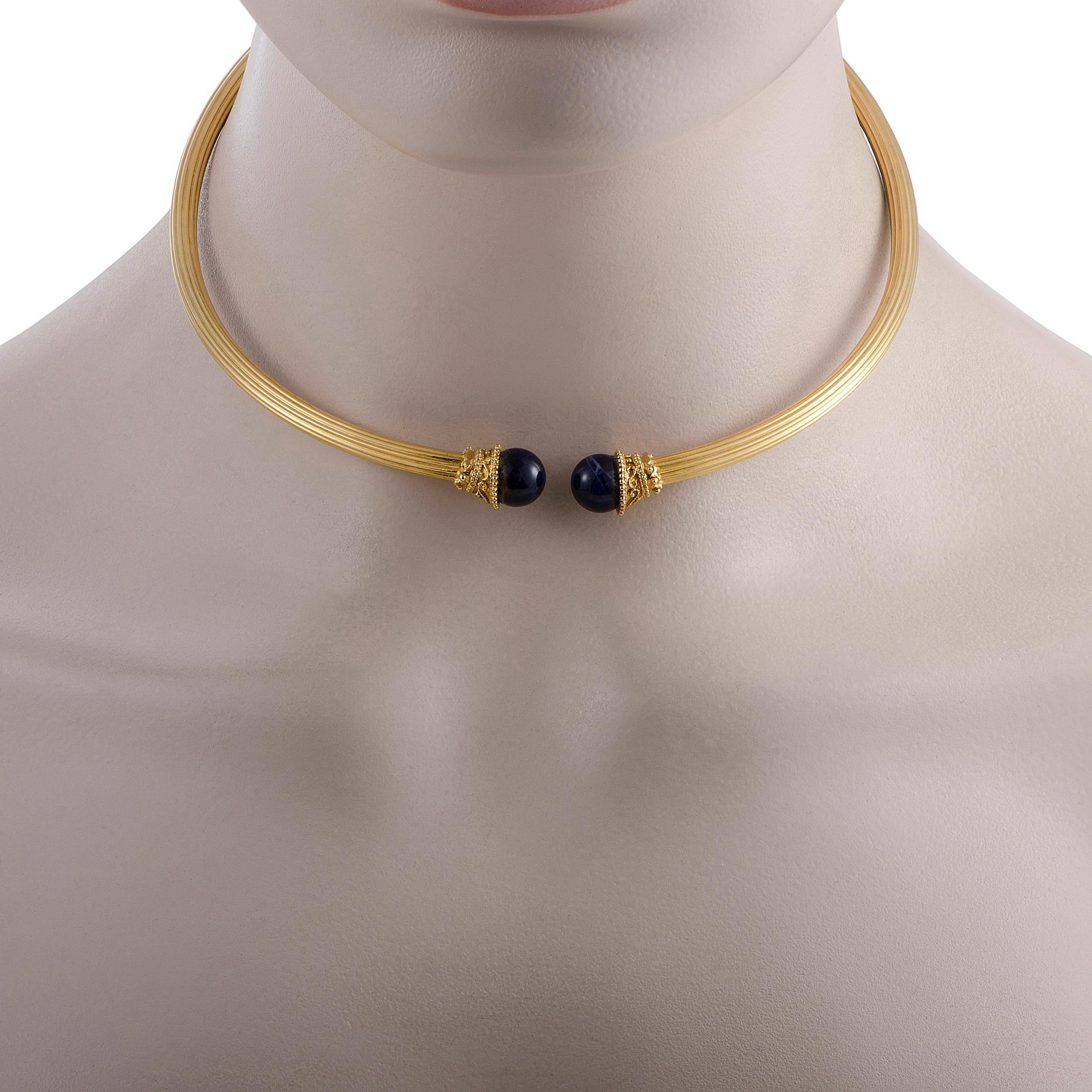 Add an exceptionally sophisticated touch to your ensembles with this classy piece from Ilias Lalaounis that features an incredibly refined design accentuated by two eye-catching lapis lazuli stones. The necklace is beautifully made of luxurious 18K