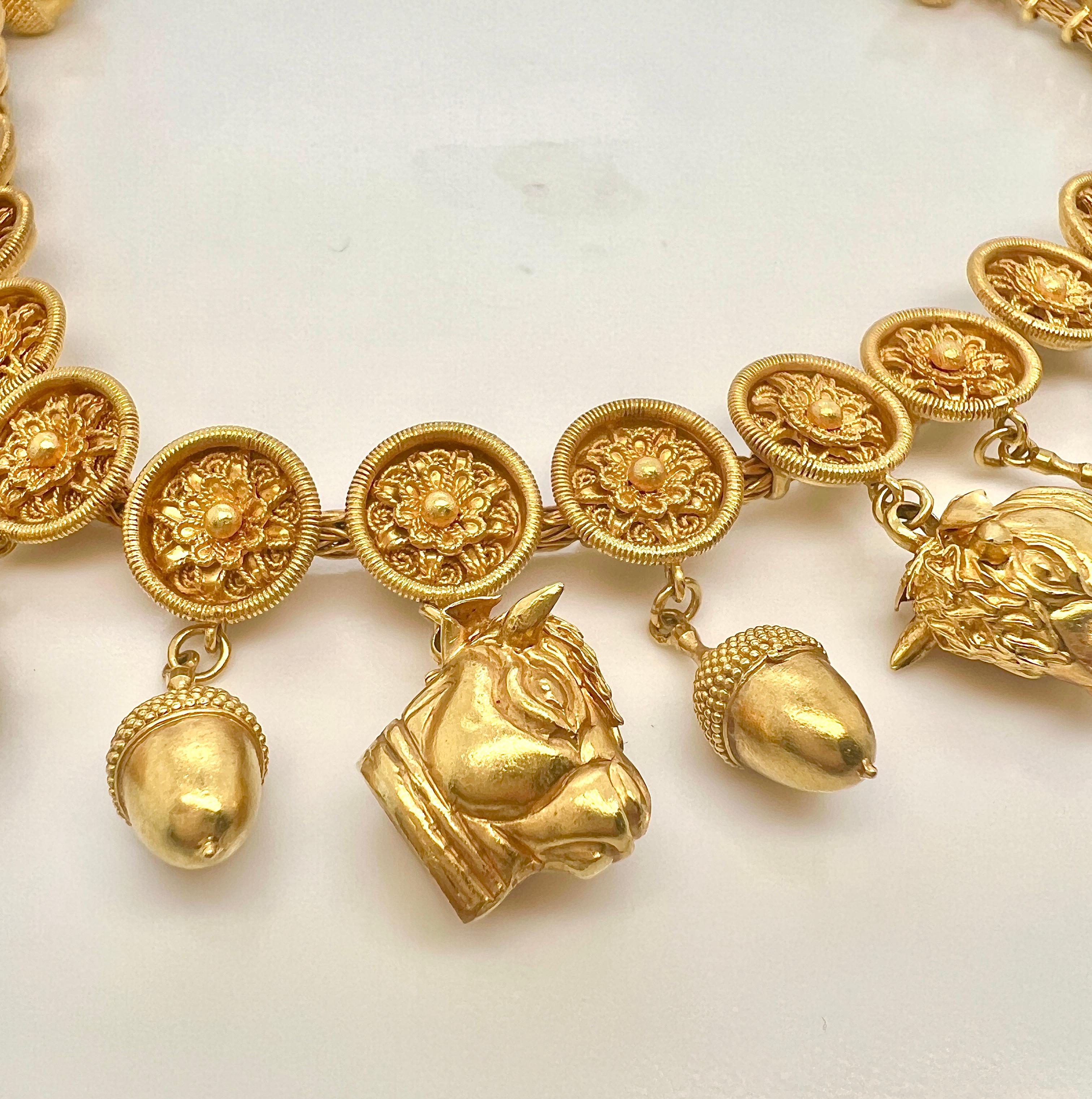 Ilias Lalaounis 22k YG Etruscan Revival Acorn & Bull Halskette.

Diese Halskette besteht aus plastisch geschnitzten, dreidimensionalen Eicheln und Stierköpfen, die an einer 2,2 mm breiten, geflochtenen Kette aufgehängt sind, die durch runde,