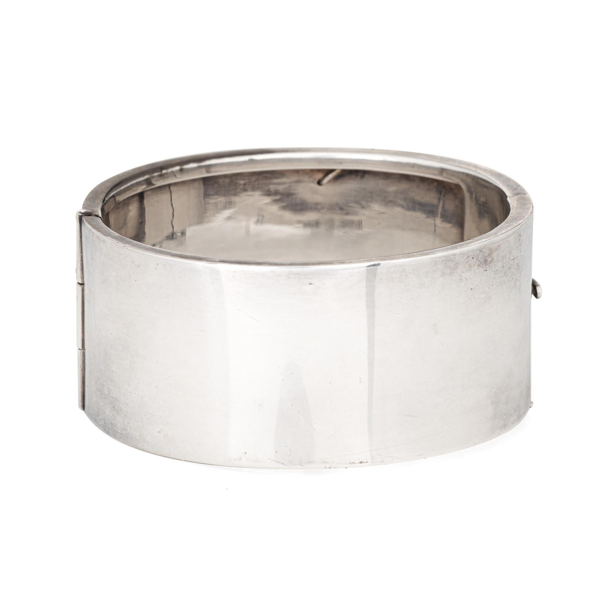Stylish & finely detailed vintage Ilias Lalaounis bangle bracelet, crafted in sterling silver & 18 karat yellow gold. 

The wide (30mm - 1.18 inch) bracelet highlights a stunning applied grape vine motif in bright 18k yellow gold. Lalaounis