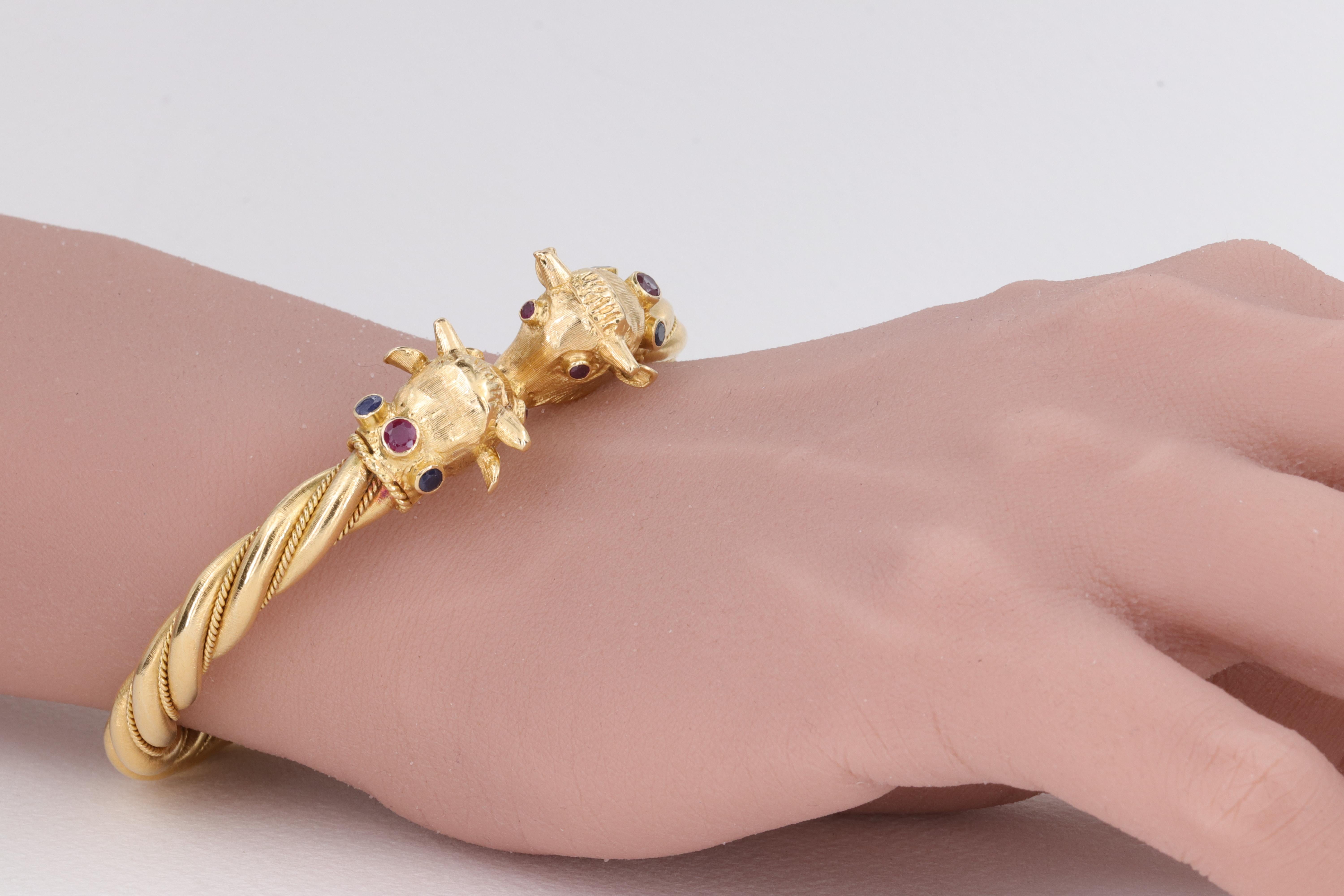 Moderne Ilias Lalaounis Bracelet jonc taureau en or jaune, rubis et saphir en vente
