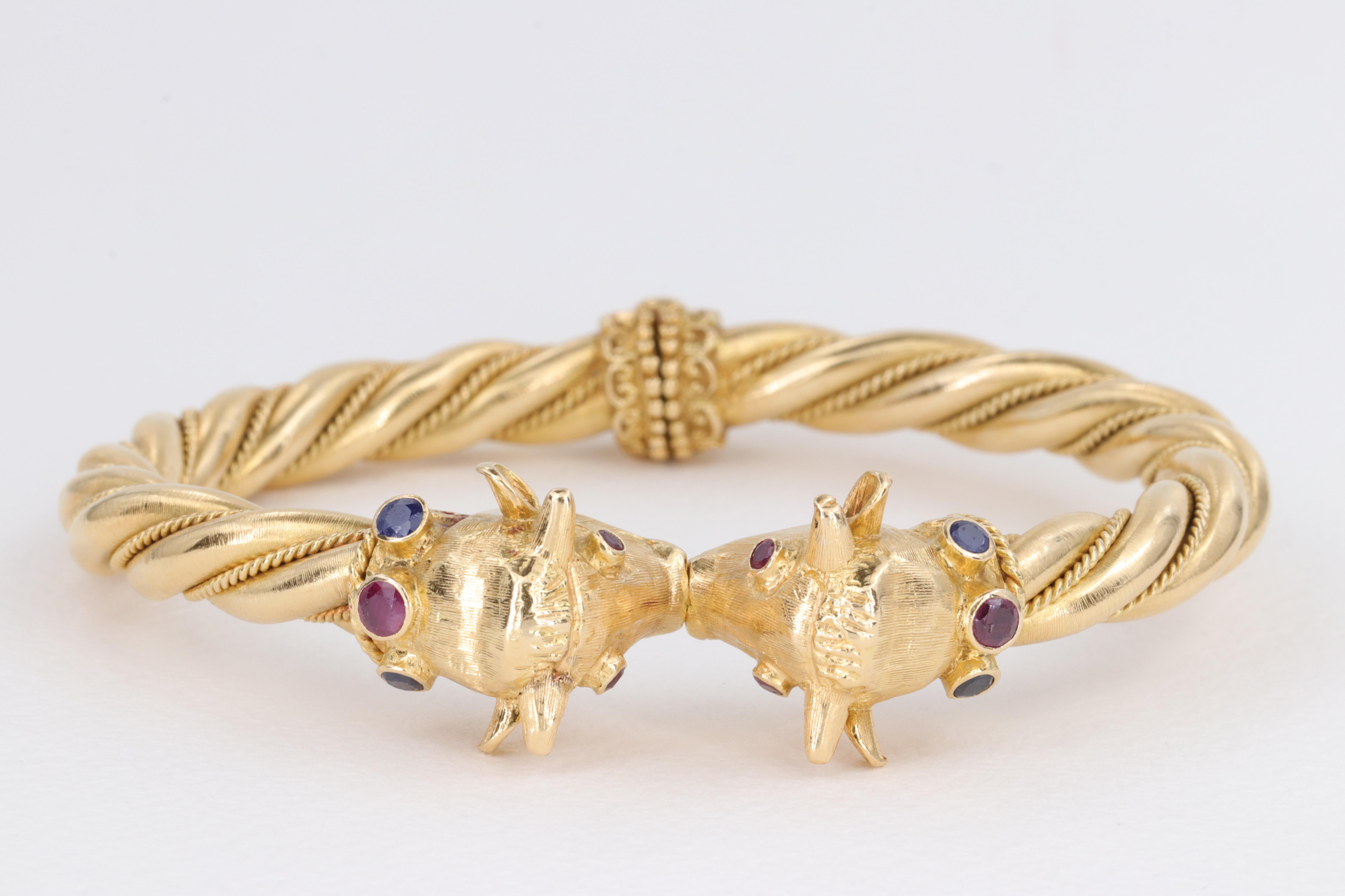 Taille ronde Ilias Lalaounis Bracelet jonc taureau en or jaune, rubis et saphir en vente