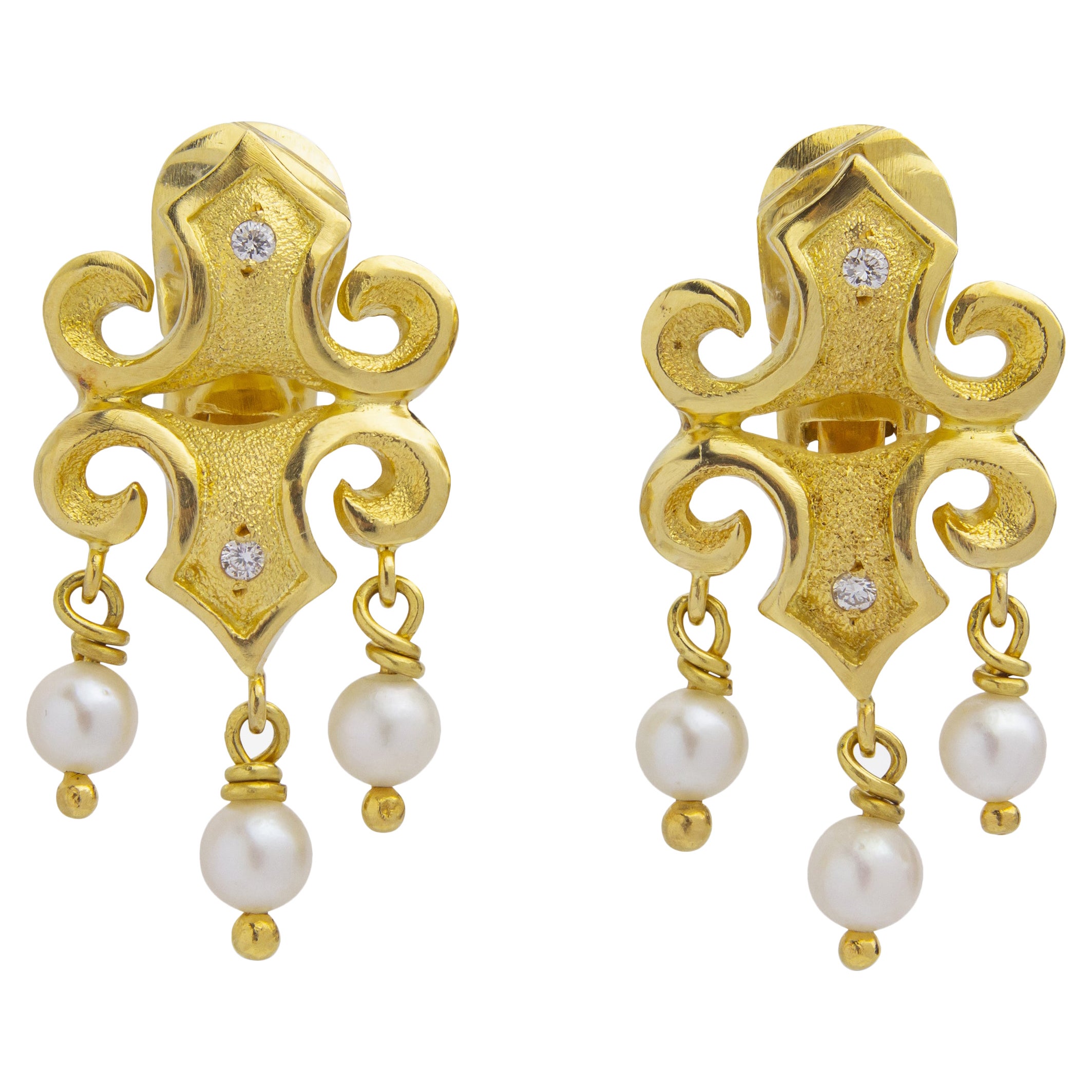 Orecchini con diamanti e perle di Ilias Lalaounis in vendita