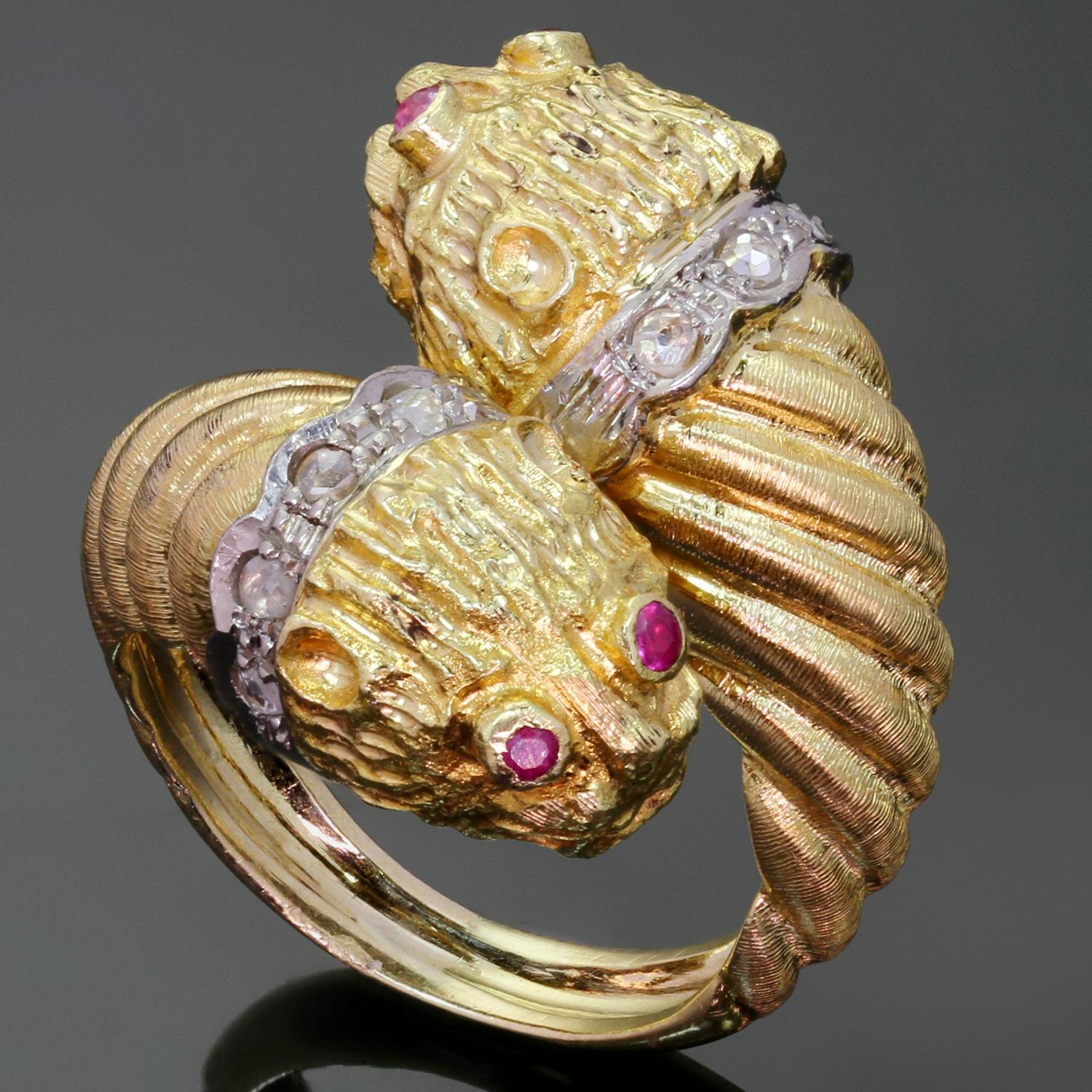 Dieser kultige Ring von Ilias Lalaounis zeigt eine klassische doppelköpfige Chimäre aus 18 Karat Gelb- und Weißgold, die mit einem Diamantkragen im Rosenschliff und facettierten roten Rubinen besetzt ist. Hergestellt in Griechenland in den 1980er