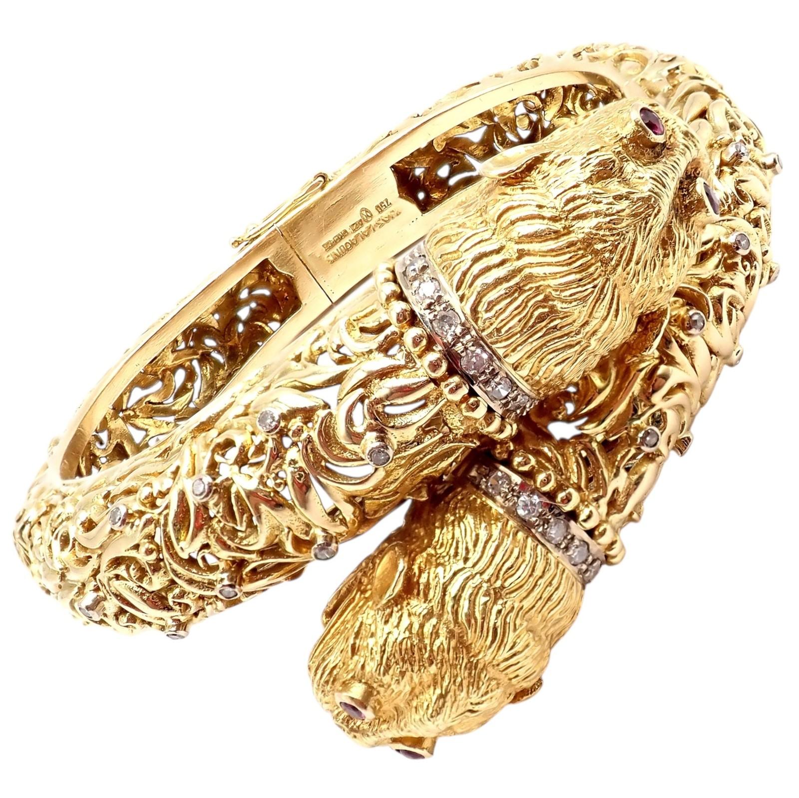 18k Gelbgold Diamant, Rubin Double Chimera Armreif Armband von Ilias Lalaounis. 
Hergestellt in Griechenland. 
Dieser seltene Armreif von Ilias Lalaounis ist aus reichhaltigem 18-karätigem Gelbgold gefertigt und zeigt aufwändig gearbeitete, sich