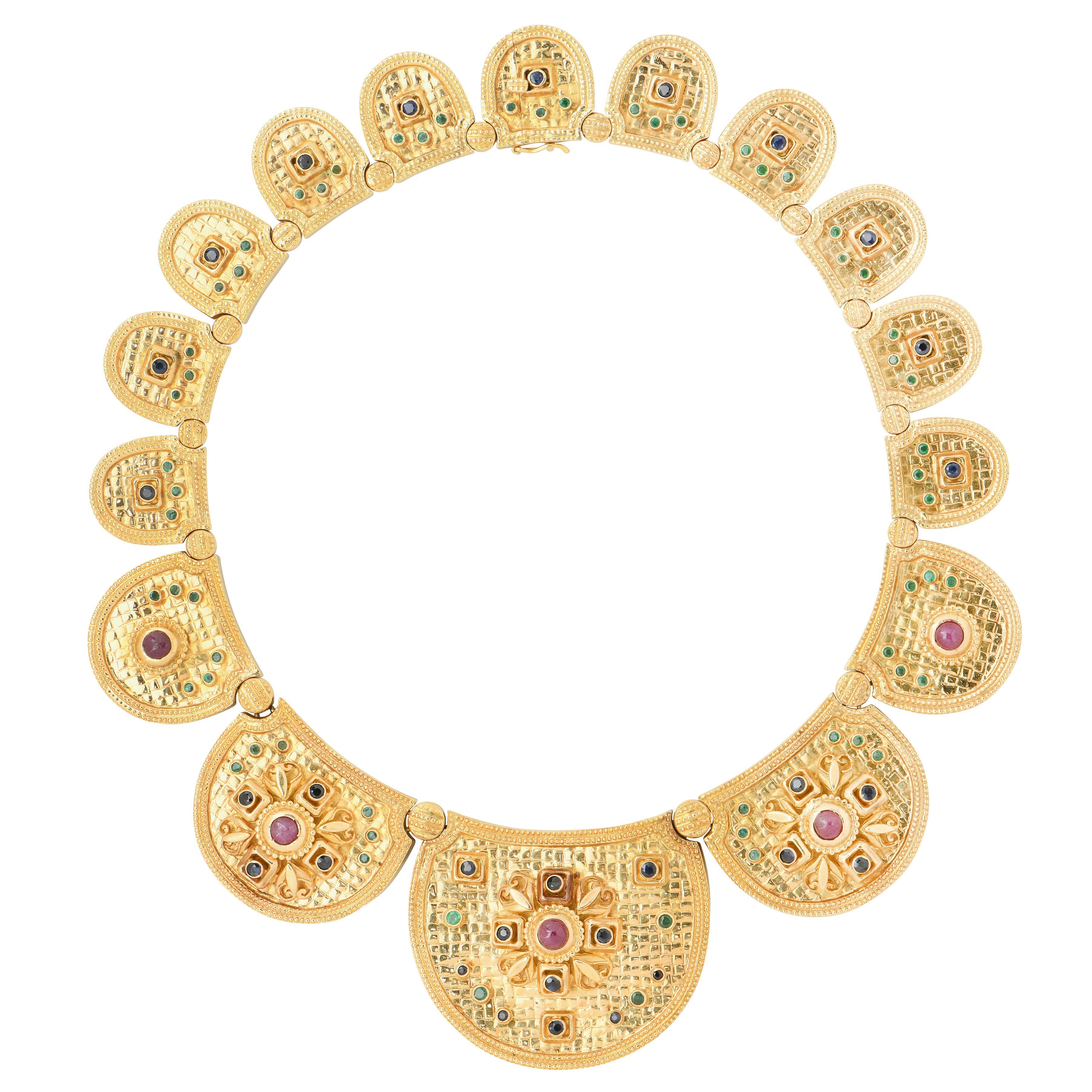Ilias Lalaounis Etrusker-Halskette mit Rubinen, Saphiren und Smaragden aus 18 Karat Gelbgold. Dieses einzigartige Stück des griechischen Juweliermeisters Ilias Lalaounis ist ein Beispiel für die Kreativität des Designers und bleibt gleichzeitig