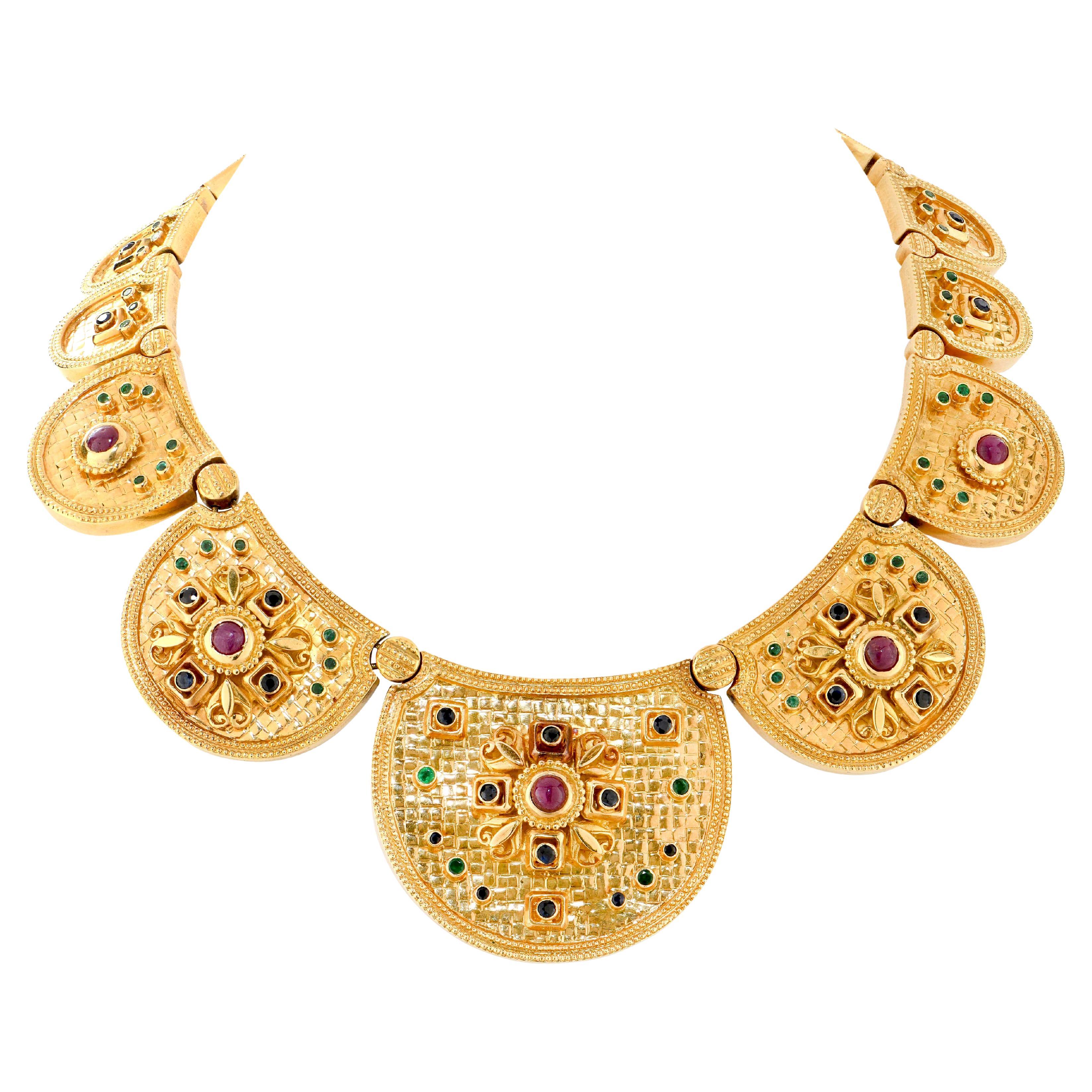Ilias Lalaounis Etruskische Halskette mit Rubinen, Saphiren und Smaragden 18 Karat im Angebot