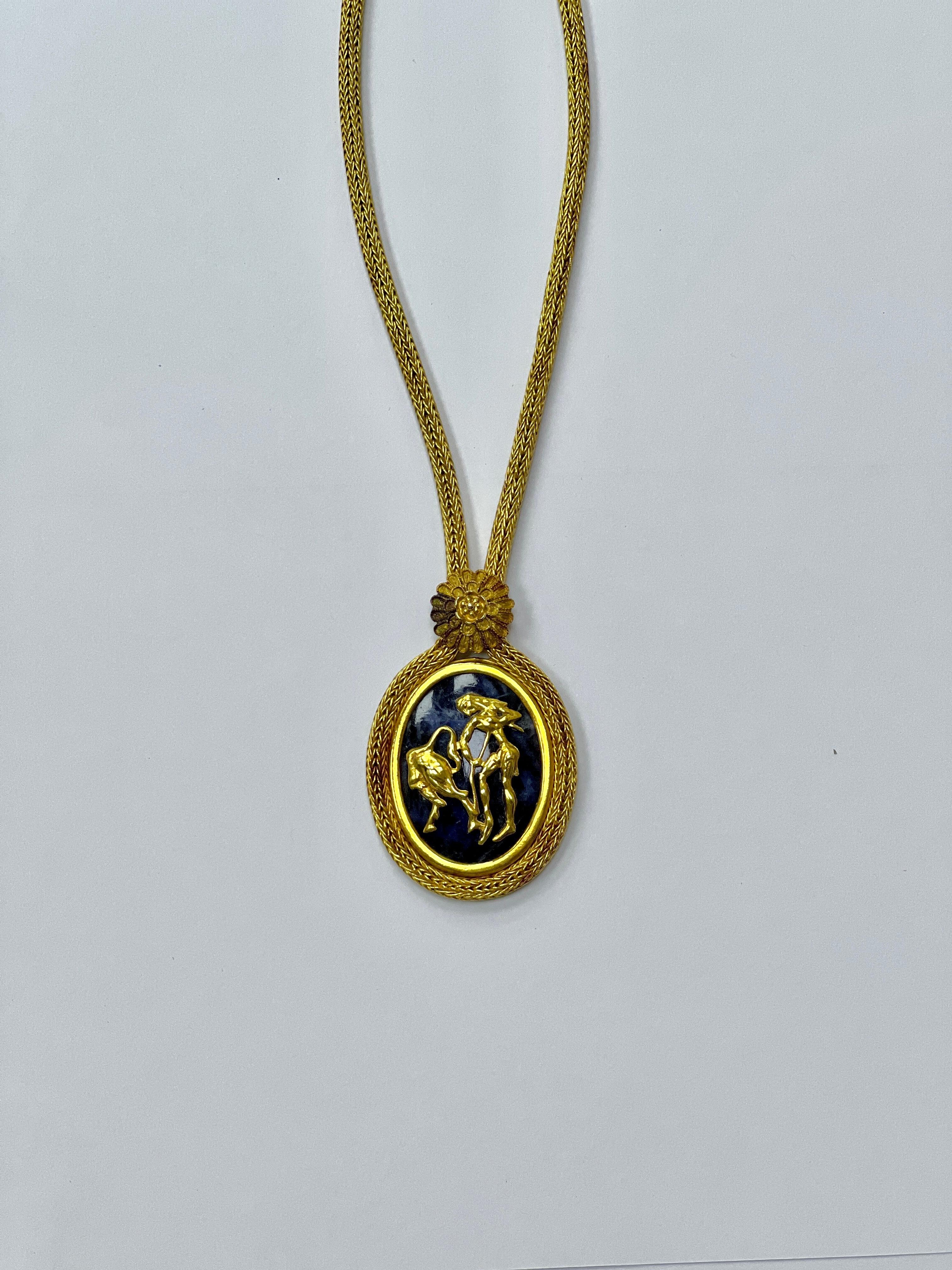 Ilias Lalaounis, collier pendentif Shield of Achilles en or et sodalite

Ce captivant collier de style néo-grec, fabriqué à la main en or radieux, est un véritable bijou. L'élément central est un camée en lapis-lazuli finement détaillé, représentant