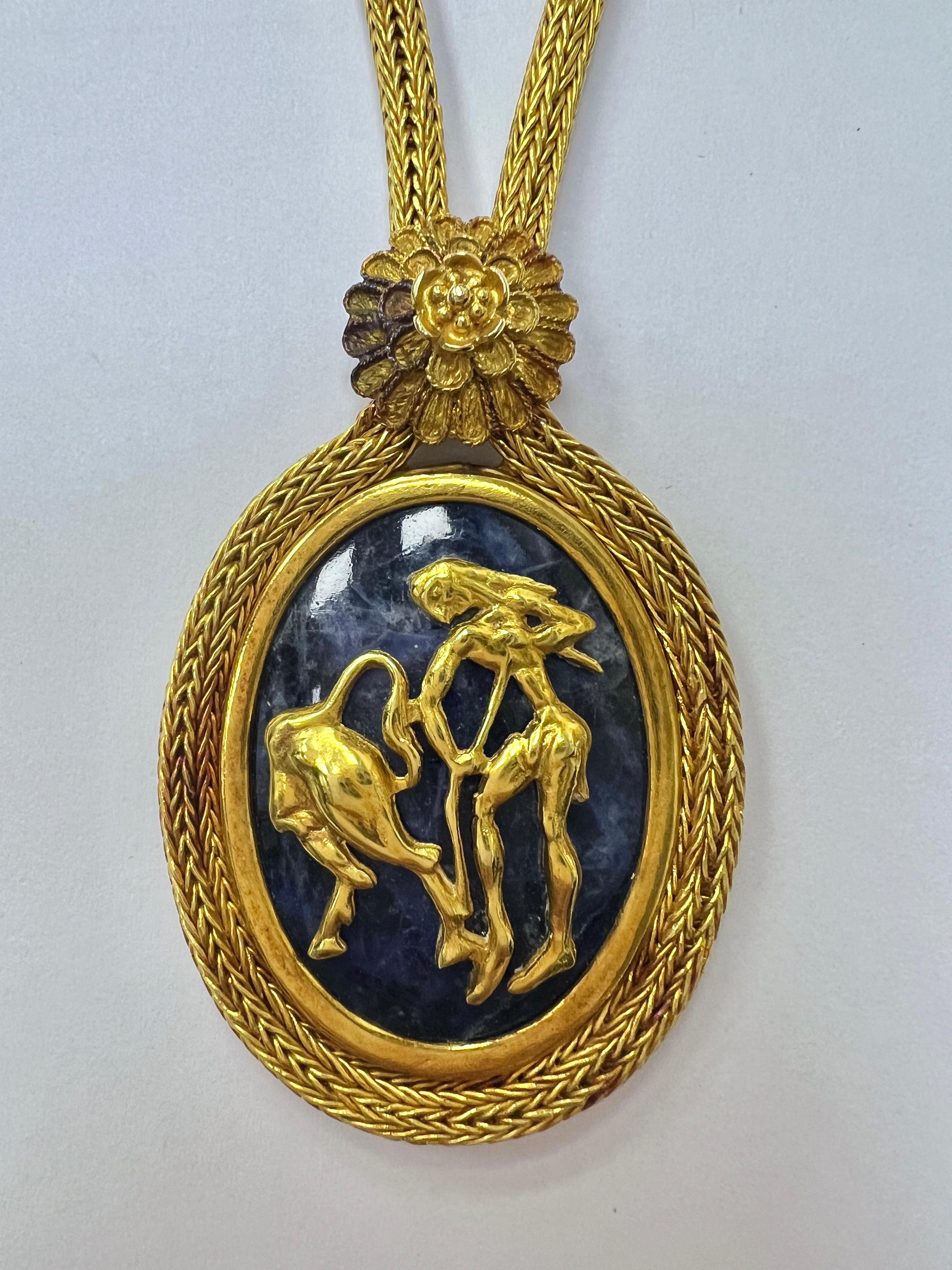 Taille ovale Ilias Lalaounis, collier pendentif Shield of Achilles en or et sodalite en vente