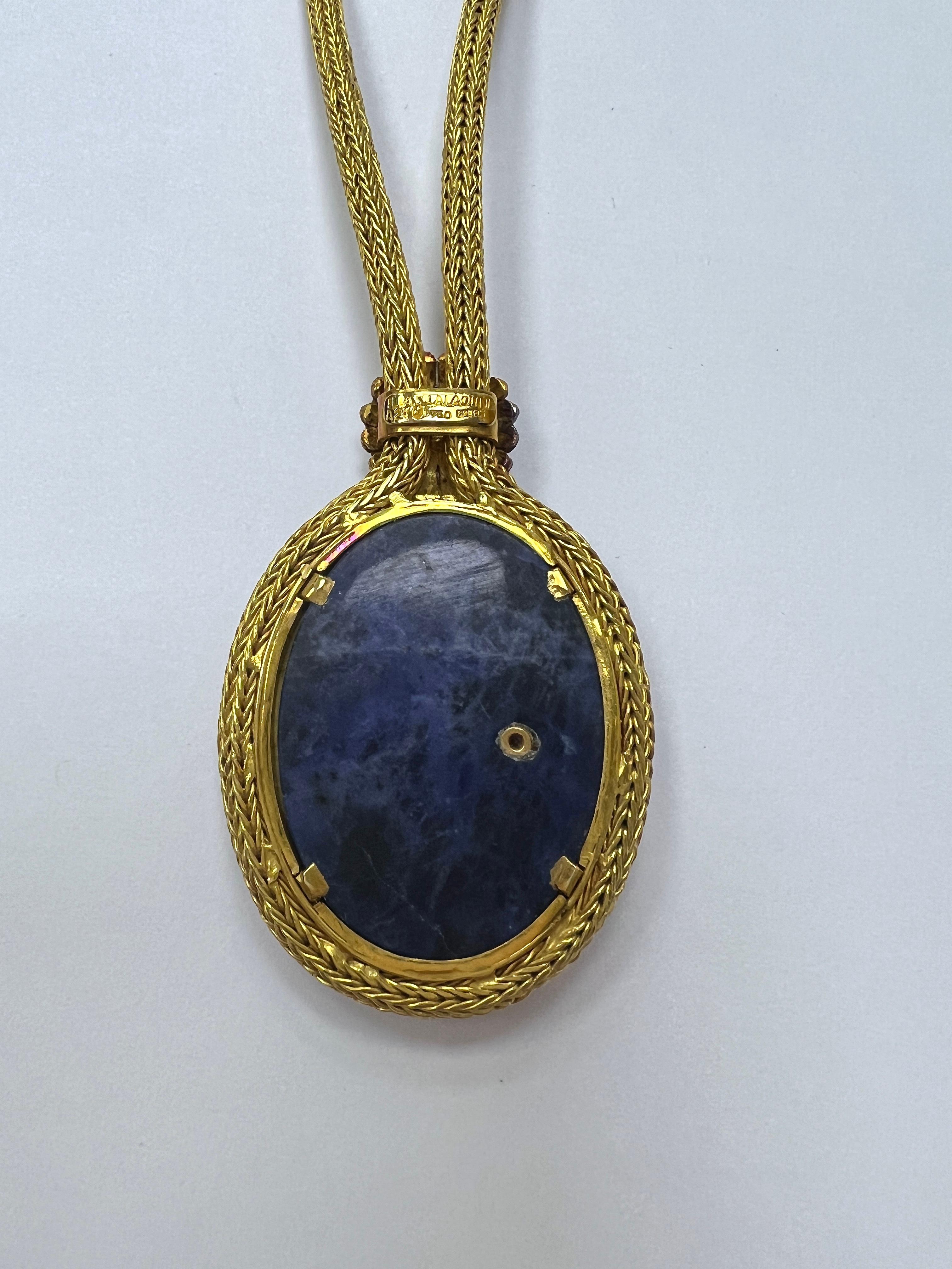 Ilias Lalaounis, collier pendentif Shield of Achilles en or et sodalite Excellent état - En vente à New York, NY