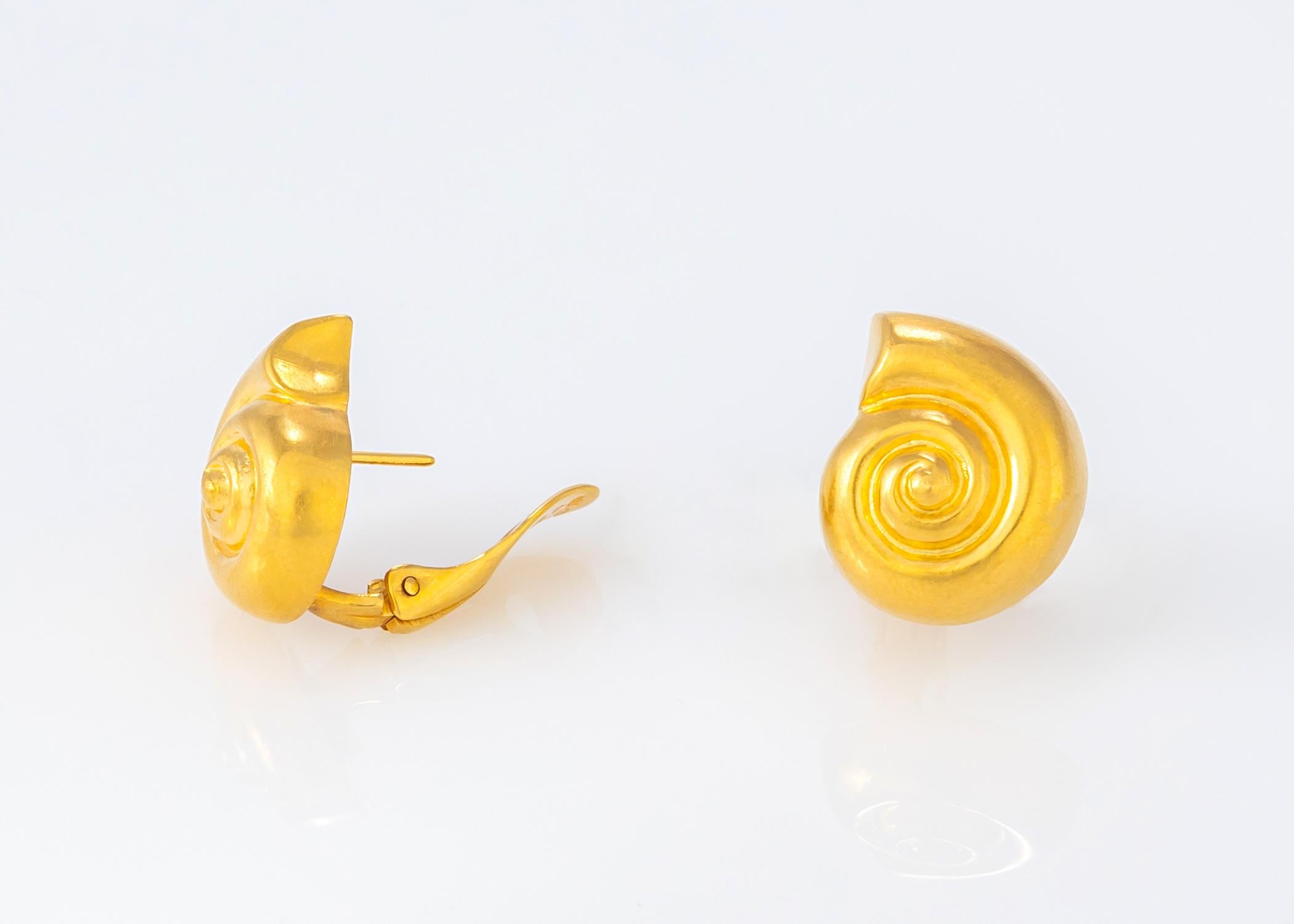 Greece is surrounded by the Aegean and Mediterranean Seas. Iconic Greek designer Ilias Lalaounis draws inspiration from just that when creating this simple easy to wear shell earring. At just over 3/4's of an inch this can be your new go to gold