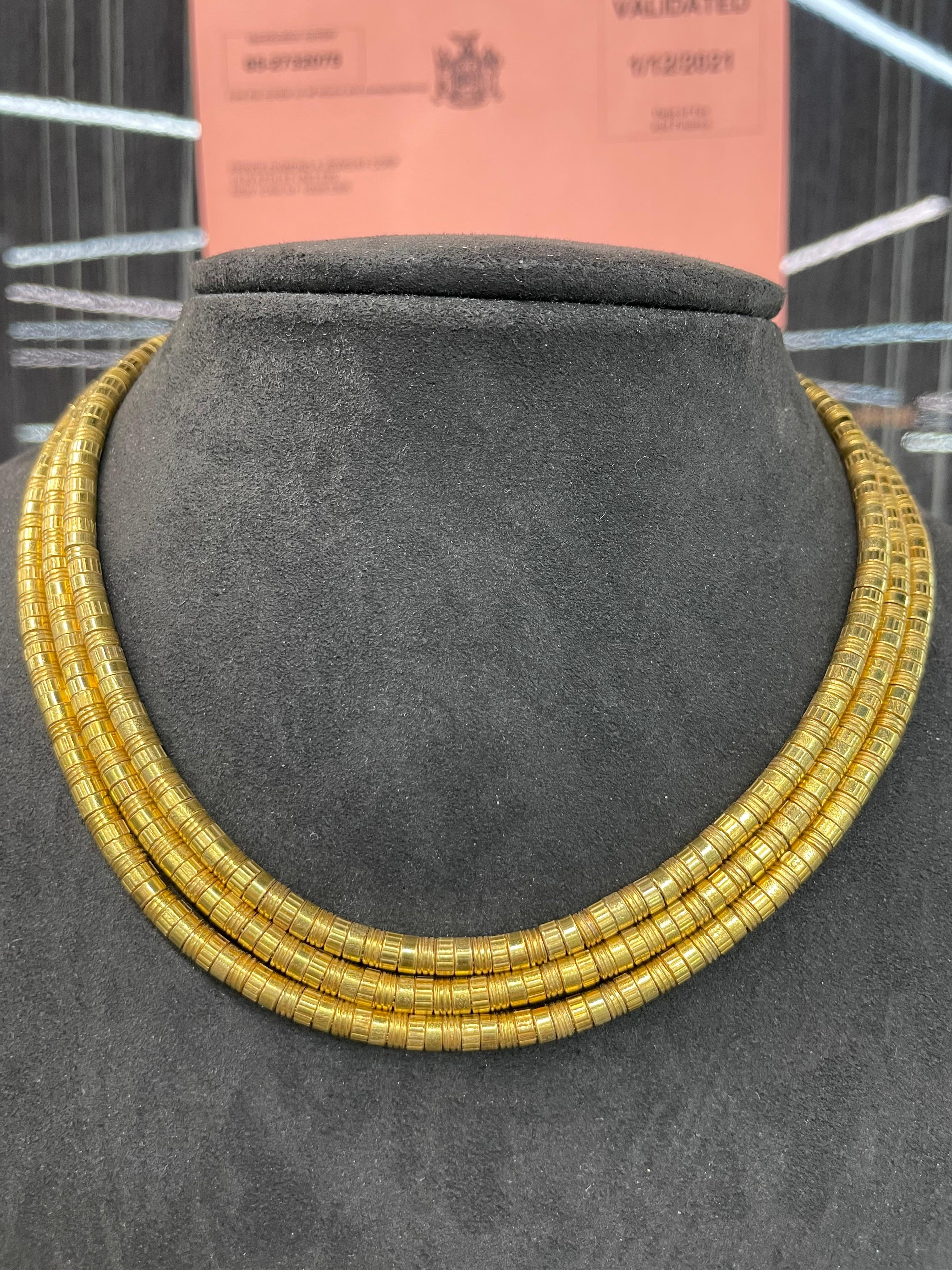 Stamped Ilias Lalaounis Greece 750, this collar necklace features three rows of tube beads and weighs 127 grams.
Very comfortable on the neck. 