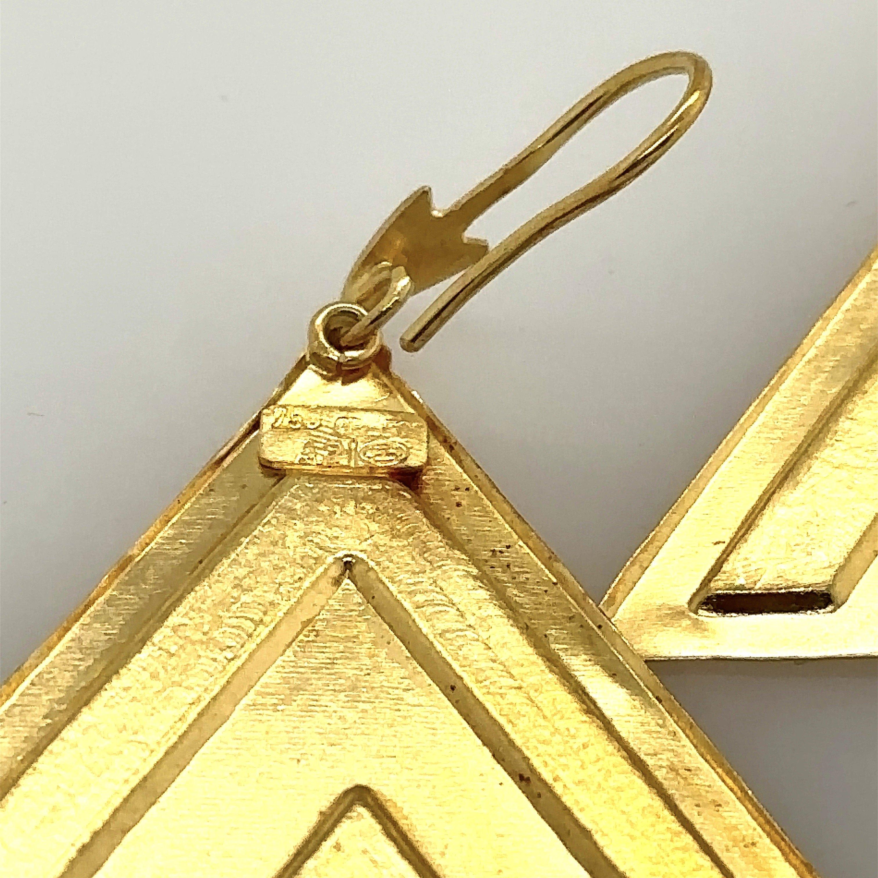 Ilias Lalaounis Greece 18K Yellow Gold Textured Triangle Earrings For Sale 1