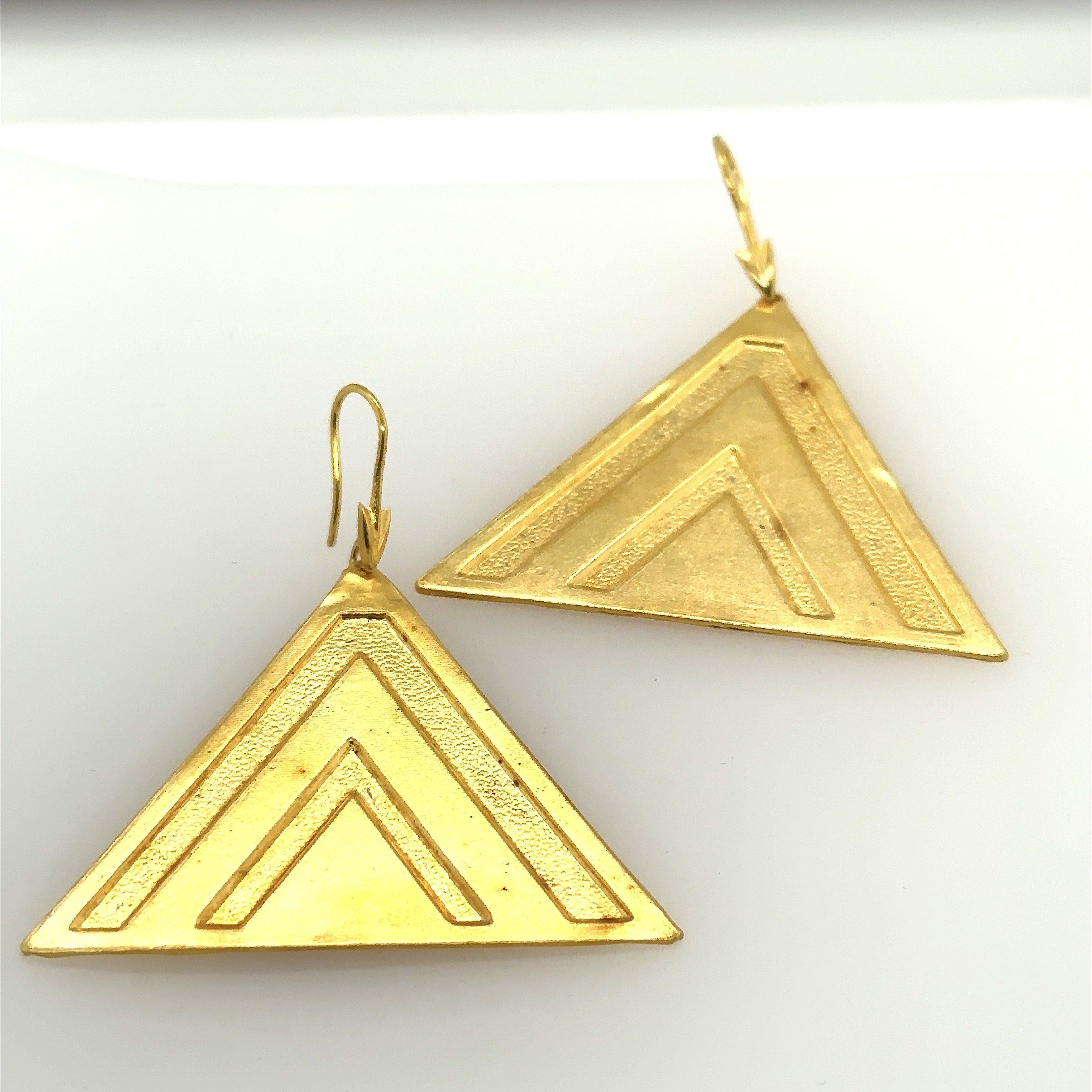 Ilias Lalaounis Greece 18K Yellow Gold Textured Triangle Earrings For Sale 4