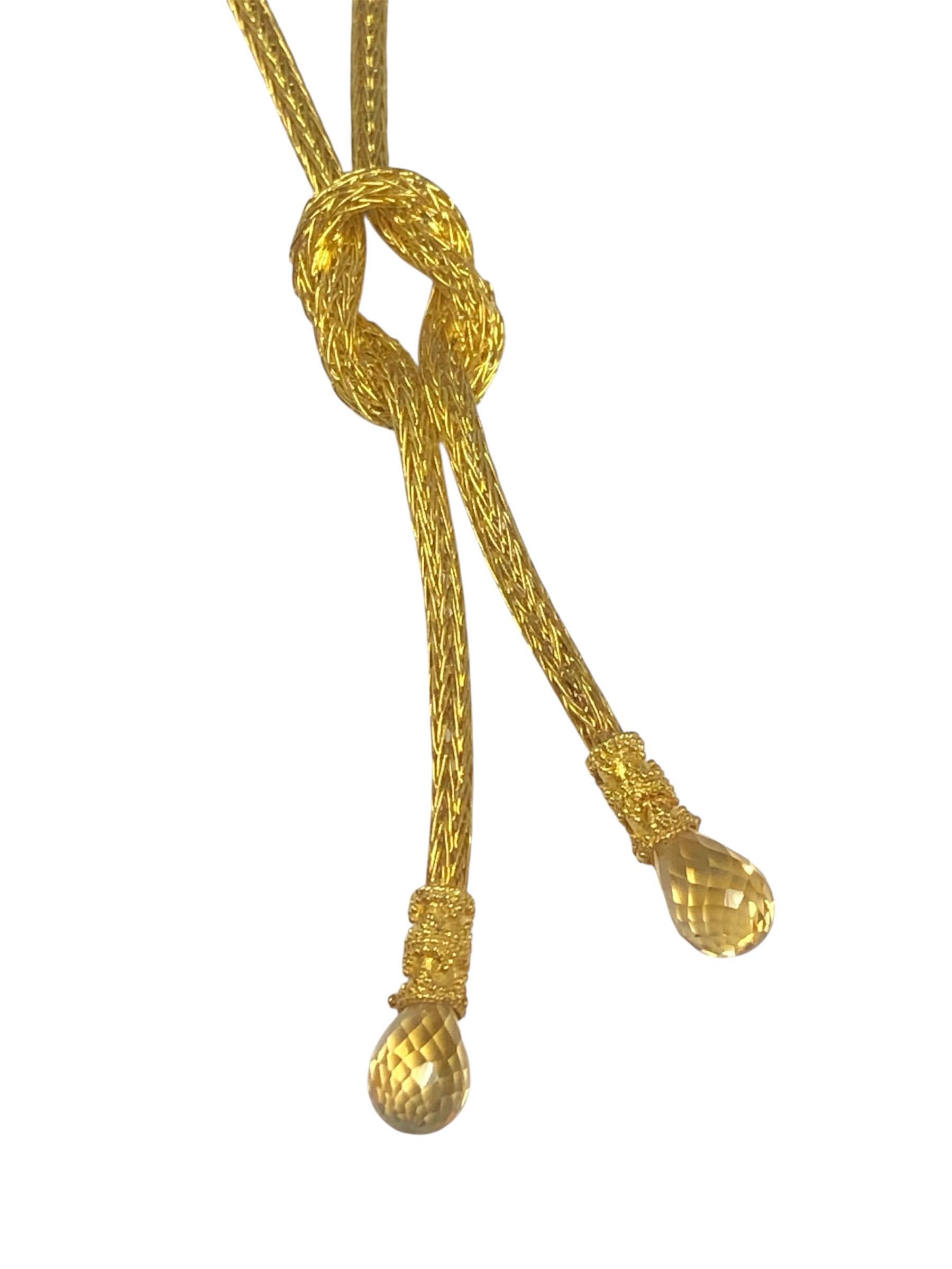 Circa 2000 Collana della collezione Hercules Knot di Ilias Lalaounis of Greece, catena in oro giallo 18 ct. con nodo incrociato, lavorazione a granulazione nella parte superiore delle pietre di Topazio Giallo taglio Briolet. Misura 24 pollici di