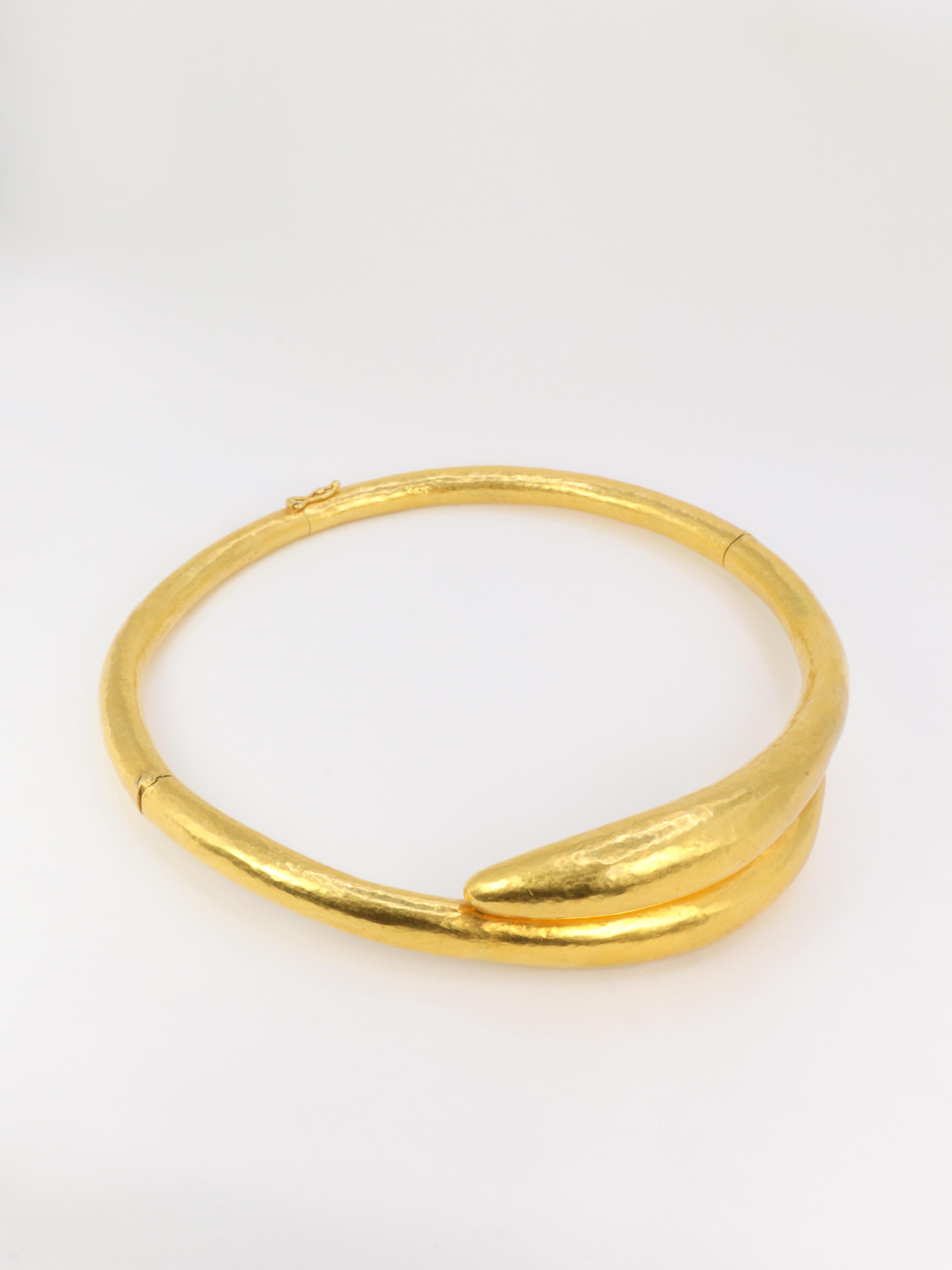 ILIA LALAOUNIS
22Kt Gelbgold, handgehämmertes Collier in Form von zwei stilisierten Schlangen, deren Köpfe sich überlappen, gestempelt 