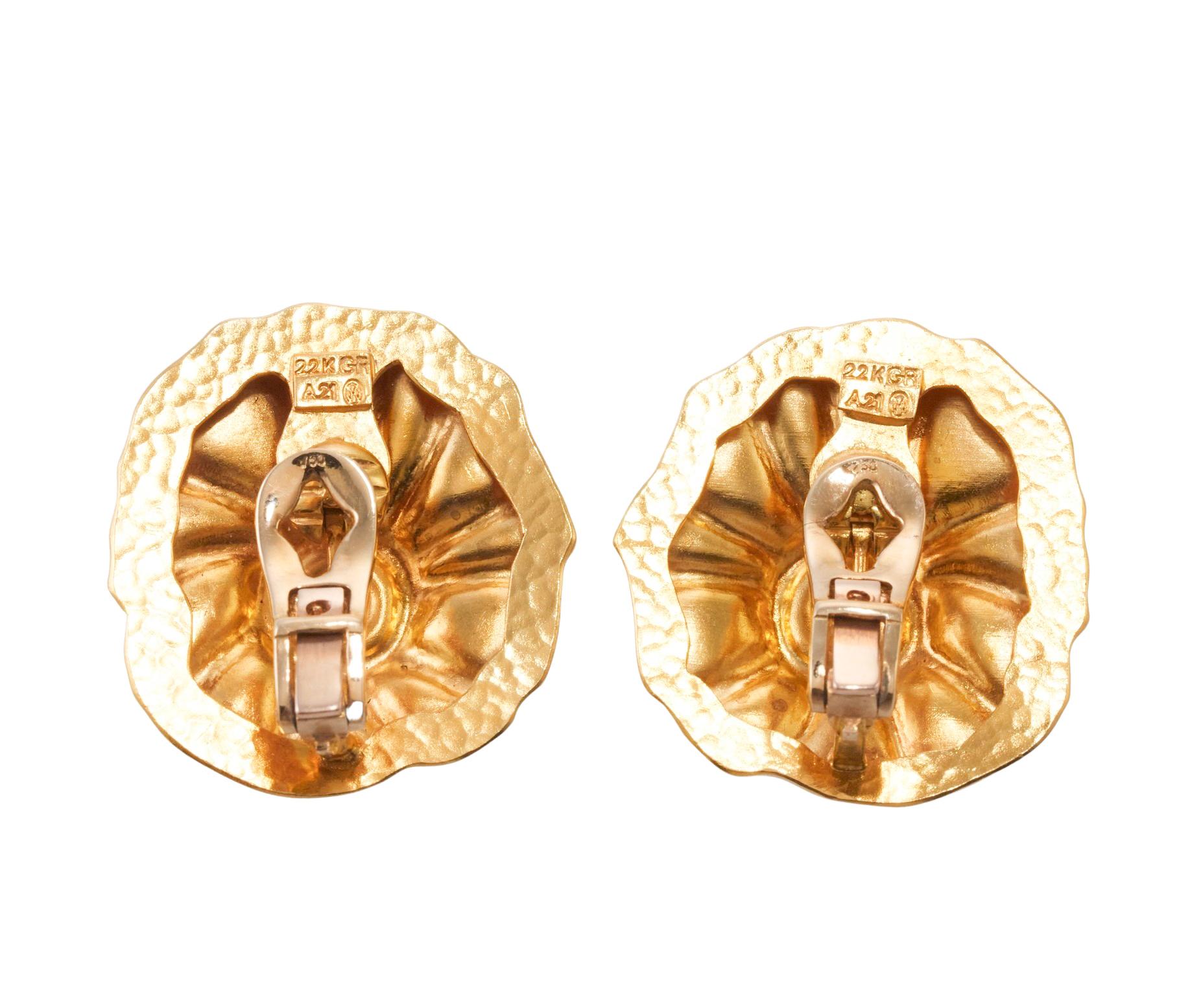Ilias Lalaounis of Greece High Karat Gold Shell Swirl Motif Earrings In Excellent Condition For Sale In New York, NY