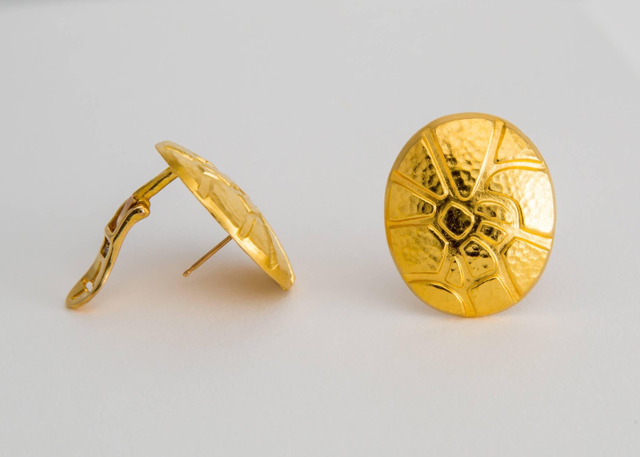 Ilias Lalaounis verleiht diesem klassischen Goldohrring eine reiche Textur und ein geometrisches Muster. 1 1/8 Zoll in der Länge.