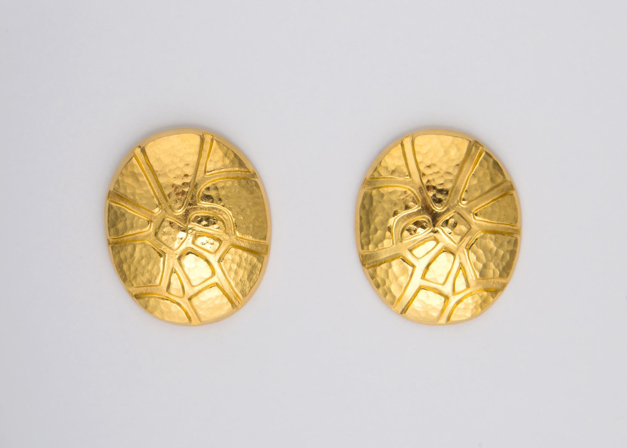 Ilias Lalaounis Ovale Ohrringe aus strukturiertem Gold (Zeitgenössisch) im Angebot