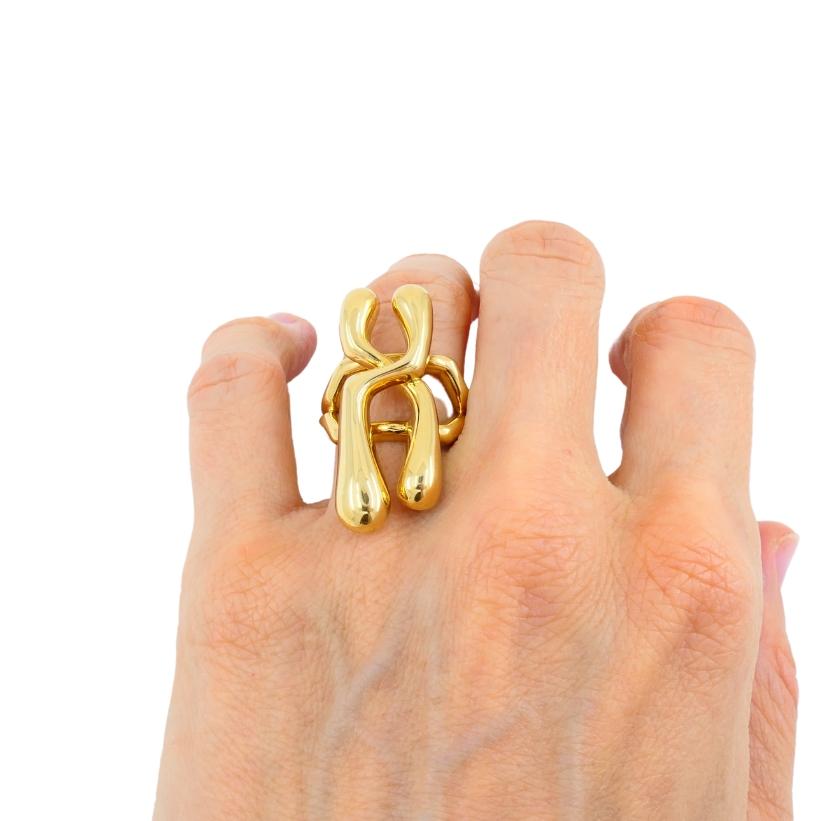 Découvrez le style audacieux et organique de cette bague en or 18 carats d'Ilias Lalaounis, conçue avec le motif Chromosome. Connu pour son approche novatrice du symbolisme antique, Lalaounis confère à cette pièce une qualité fluide et sculpturale.