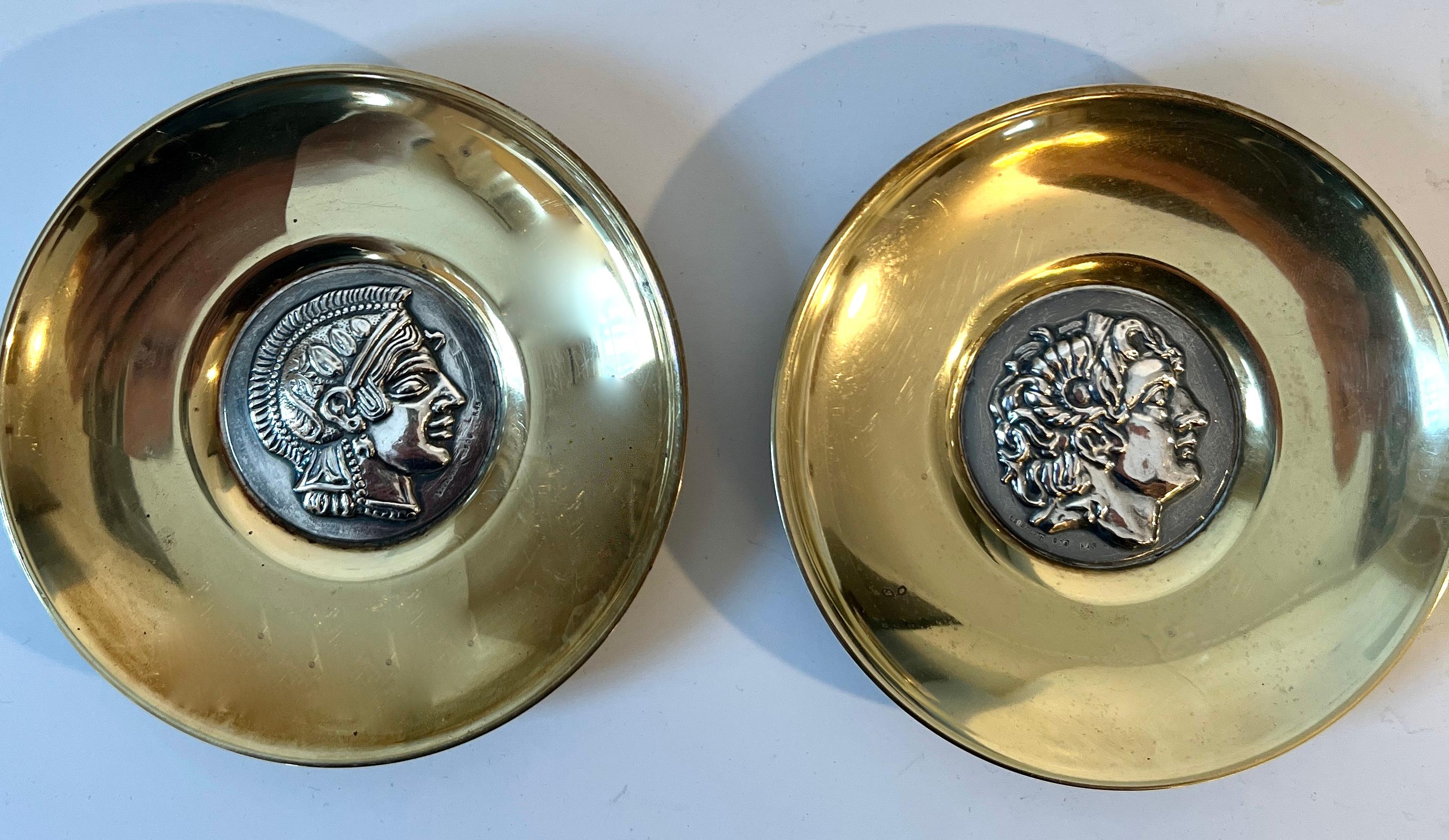 Due splendidi busti di Apollo e Alexander il Grande in argento sterling all'interno di una ciotola in ottone.  Un'impressionante decorazione, ideale anche per le monete o il contenuto di un portafoglio.

Un complemento per qualsiasi tavolo da