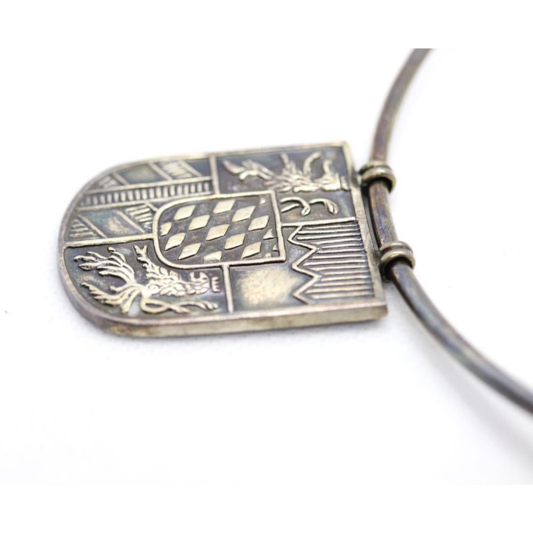 Vintage By aus den 1970er Jahren

MATERIALIEN: Silber

Seltener Fund. Vintage Ilias Lalaounis Sterling Silber Halskette.

16-Zoll-Chocker

Inklusive originaler silberner Samttasche.