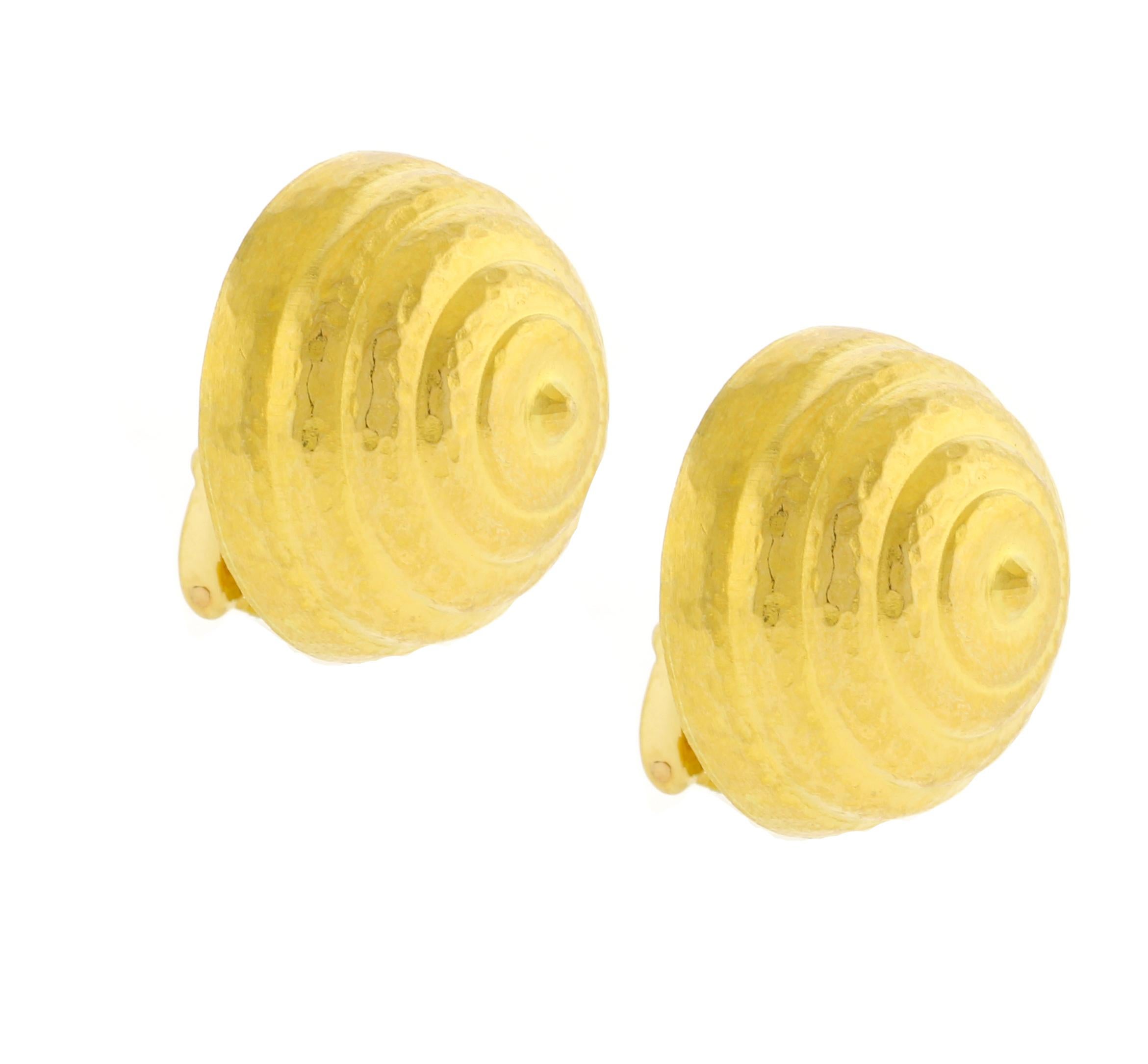 Questi orecchini Lalaounis Beehive in oro giallo 18kt presentano un caratteristico design ad alveare abbinato a una finitura martellata che aggiunge consistenza e profondità. Realizzati con cura, offrono una miscela unica di eleganza e fascino
