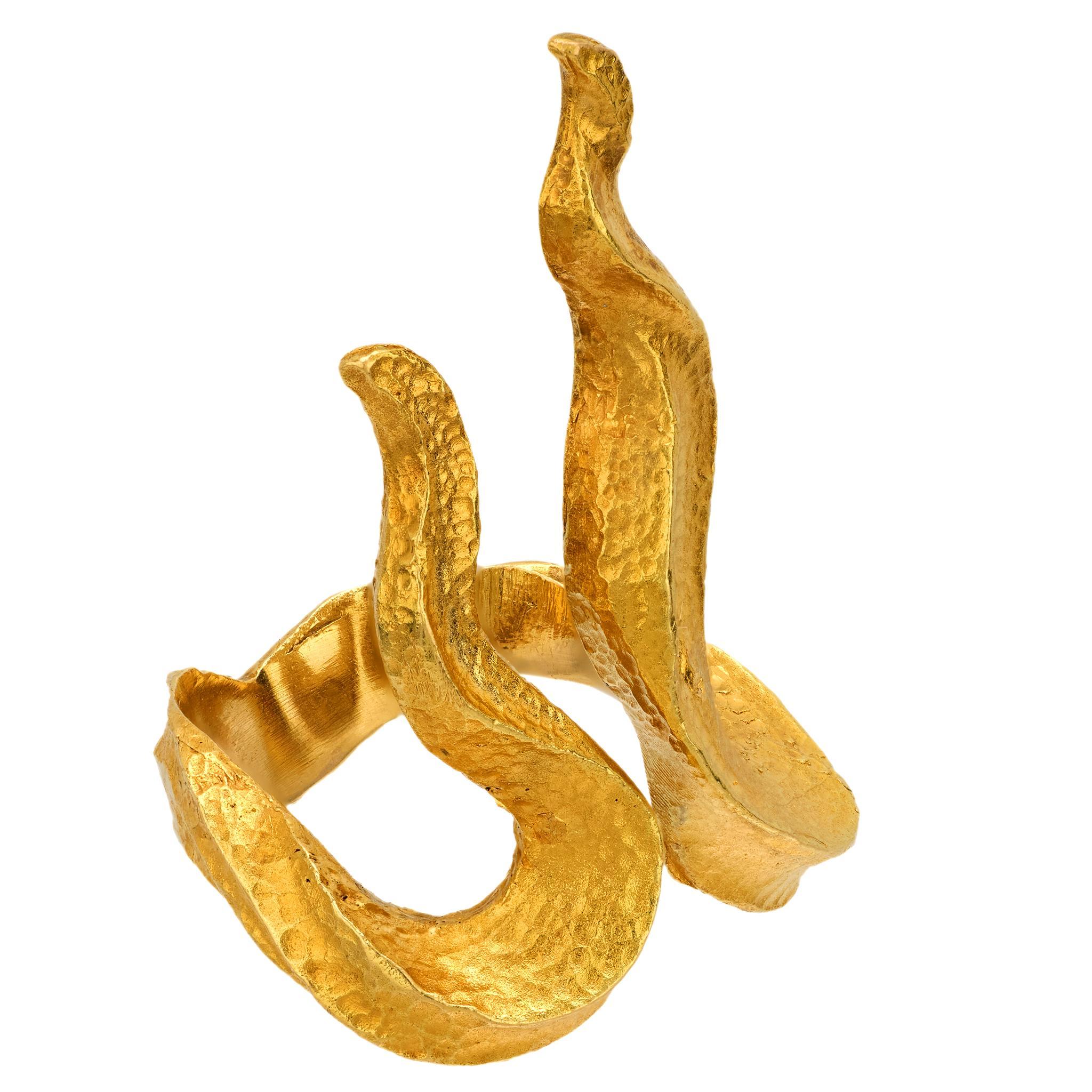 Ilias Lalaounis vintage 18k yellow gold hammered ring In Good Condition In Beverly Hills, CA