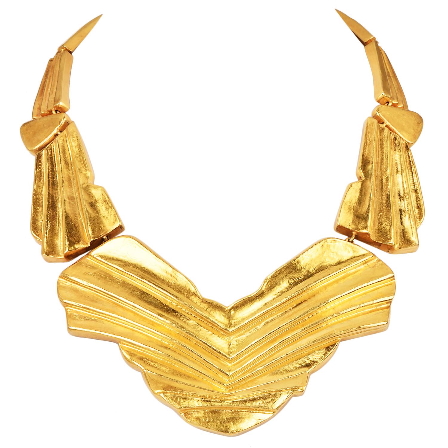 A true masterpiece of Greek craftsmanship, this Ilias Lalaounis 22K yellow gold statement necklace exudes bold elegance. This striking collar design reflects the brand’s signature sculptural aesthetic. The necklace features an inside neck