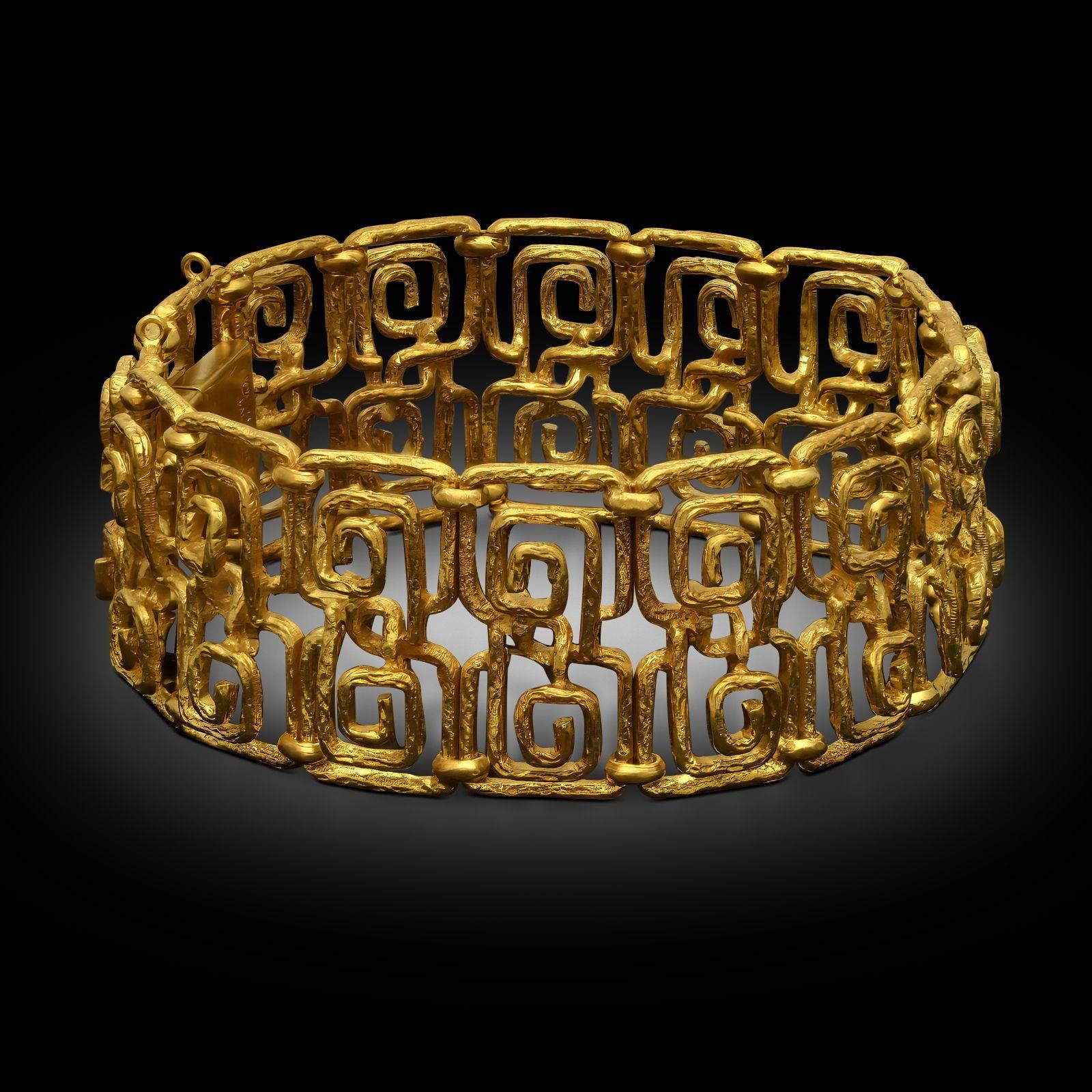 Créateur :
Ilias Lalaounis
Résumé :
Bracelet vintage 'néo-géométrique' en or jaune 18ct
Description :
Un bracelet vintage de Lalaounis, circa 1973. Ce bracelet, issu de la collection Néo-géométrique de Lalaounis, est constitué d'un motif répété de