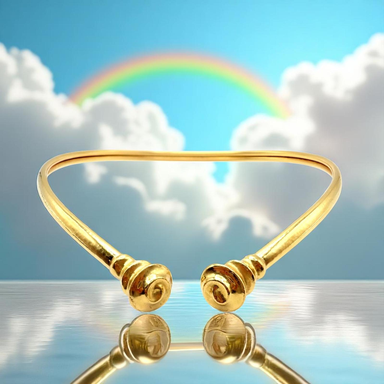 Collana girocollo con motivo a spirale in oro giallo 18k di Illias Lalaounis, Grecia. 
Questa collana vintage con collare a spirale di Ilias Lalaounis è realizzata in oro giallo 18 carati e mostra un'eleganza minimalista di ispirazione classica. 
Il