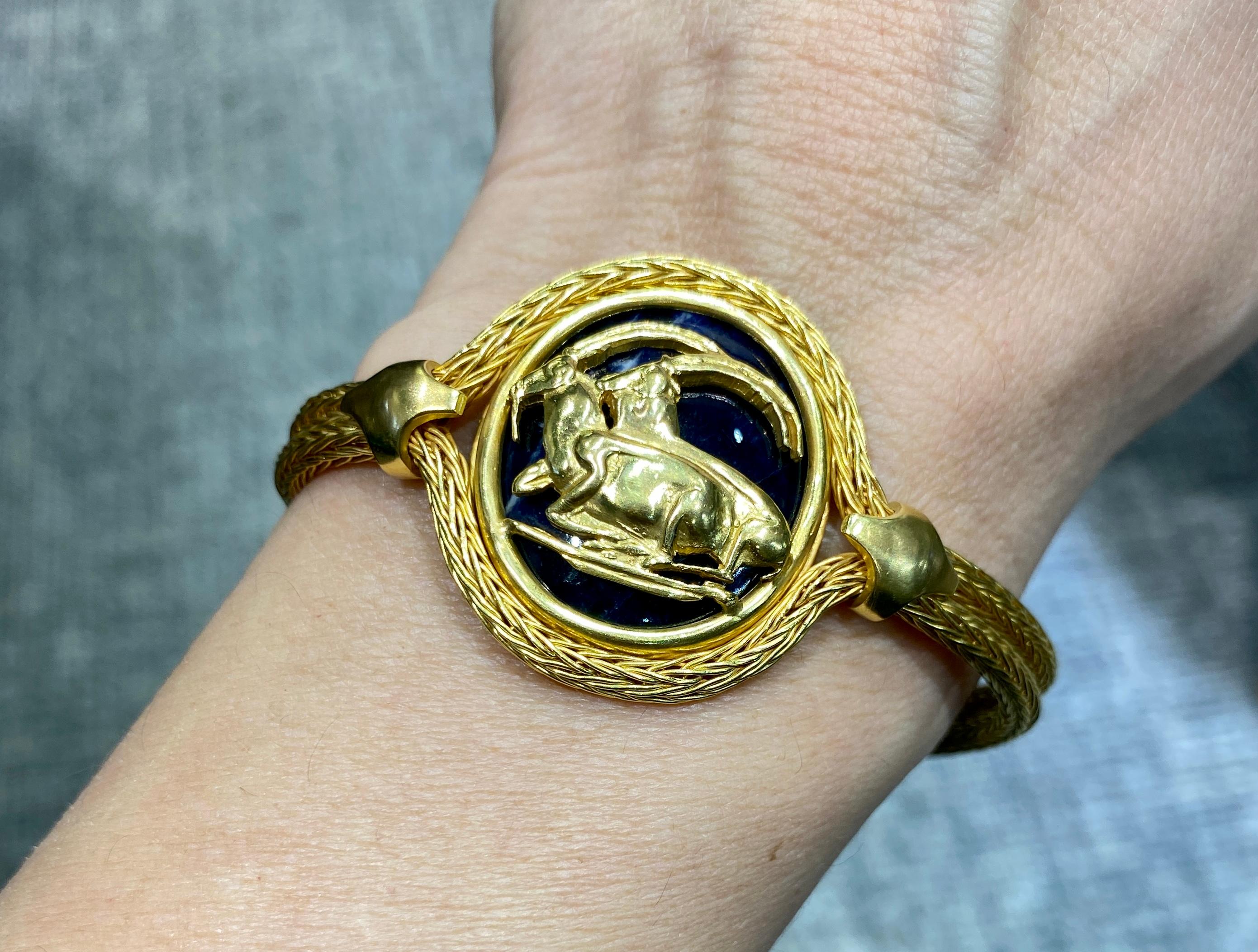 Grec classique Ilias Lalounis Bracelet en or 18 carats et lapis-lazuli avec motif chèvre de montagne en vente