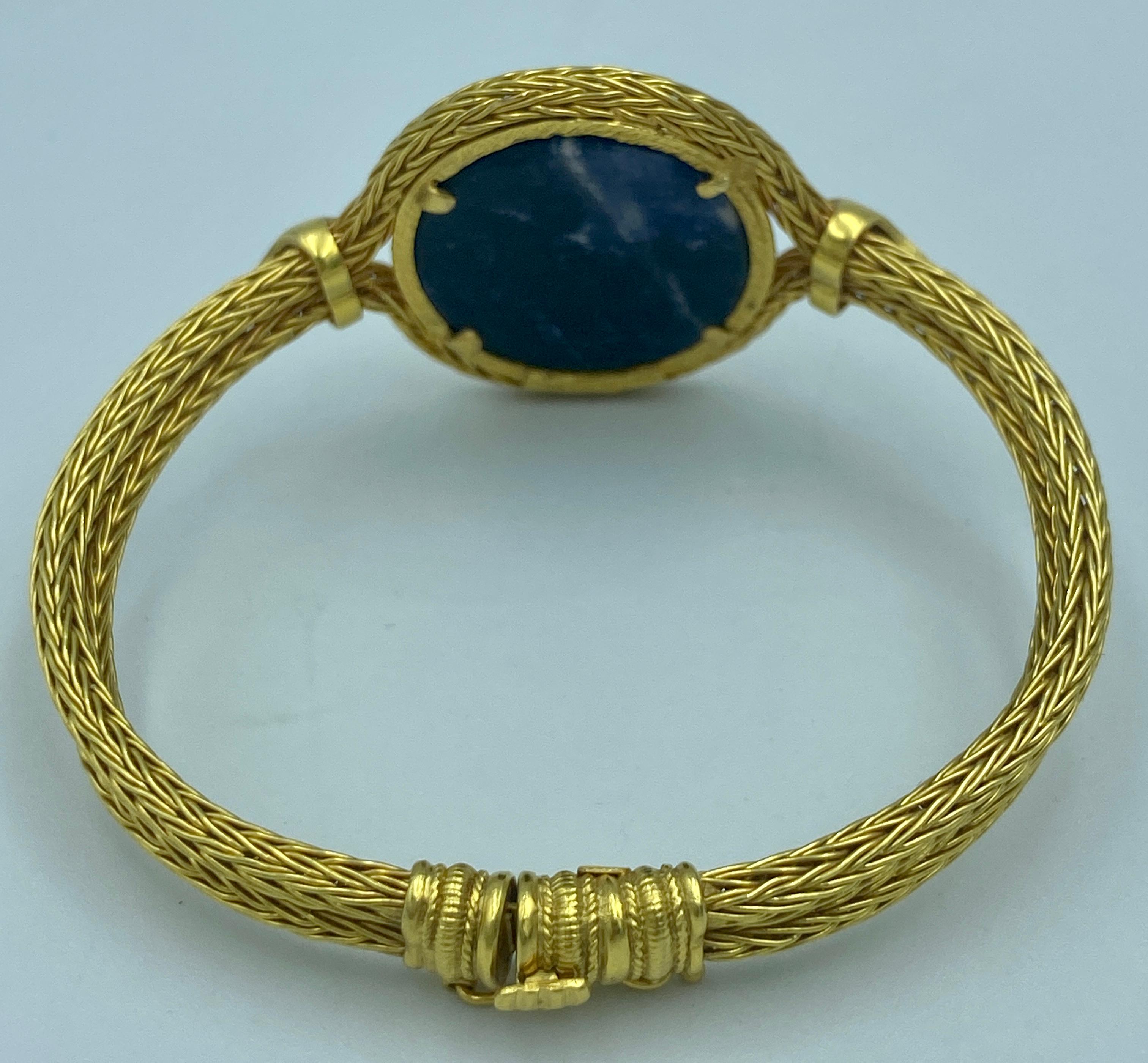 Cabochon Bracciale Ilias Lalounis in oro 18k e lapislazzuli con disegno di capra di montagna in vendita