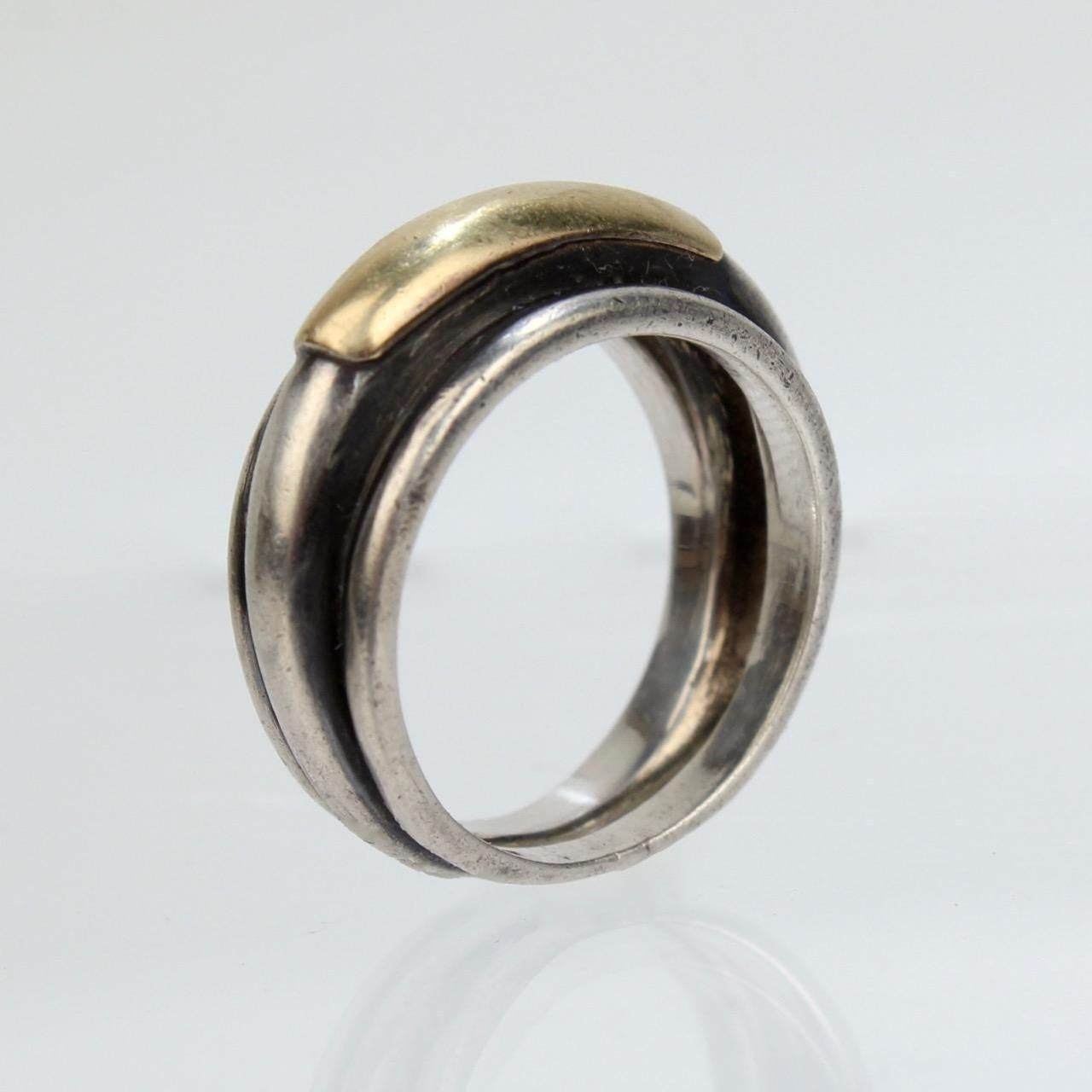 Une très belle bague à anneau Ilias Lalaounis.

En argent sterling et en or 14k.

Marqué sur la tige 925 pour la finesse de l'argent sterling, avec un 585 partiellement frotté pour la finesse de l'or 14k, ainsi qu'avec une marque Lalounis.

Une