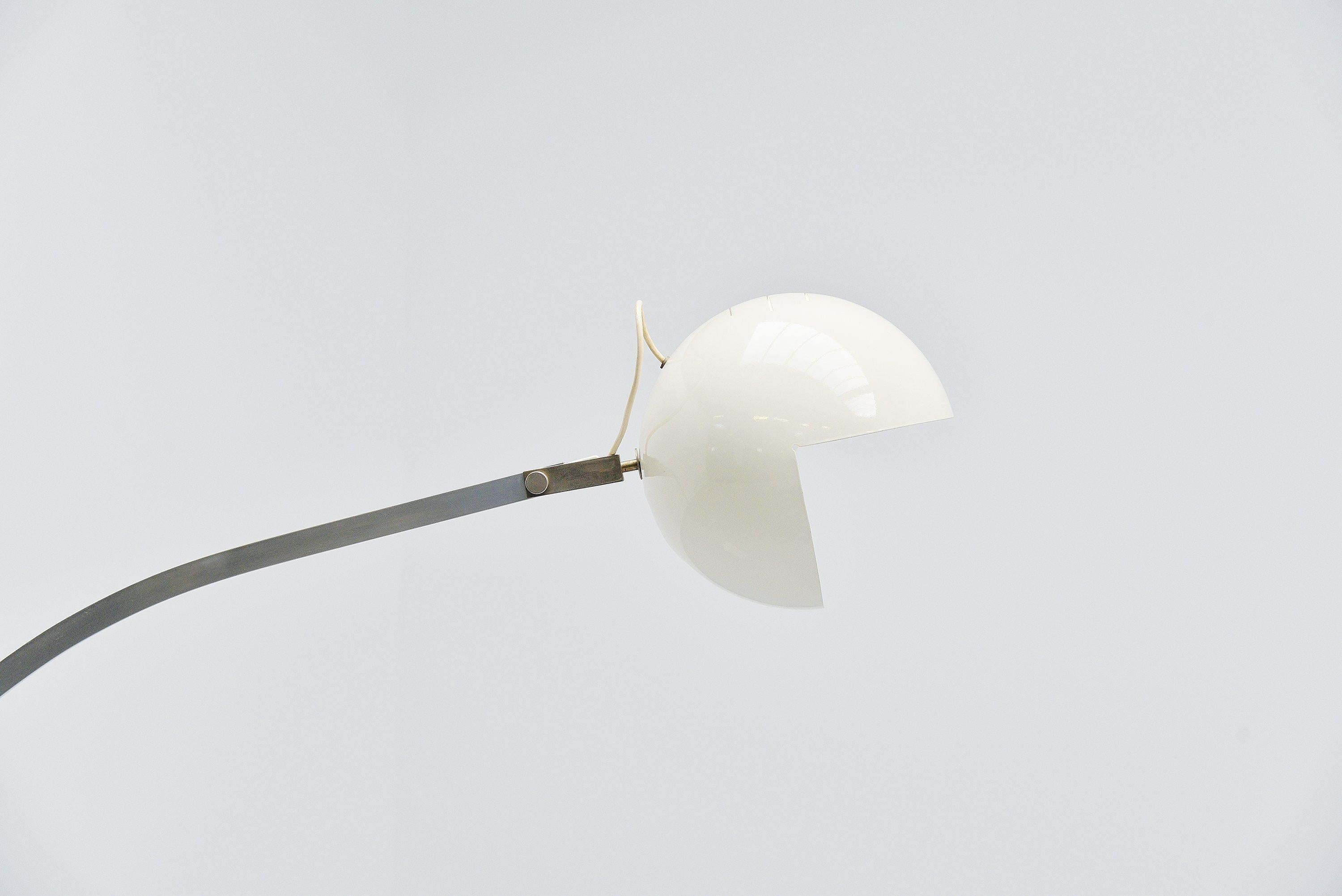 Pacman shaped floor lamp designed and manufactured by ILL-Form, Italy 1965. The lamp has a solid metal base, white painted. An aluminium bow arm and round packman shaped shade. The shade is adjustable. Very nice shaped floor lamp made by this small