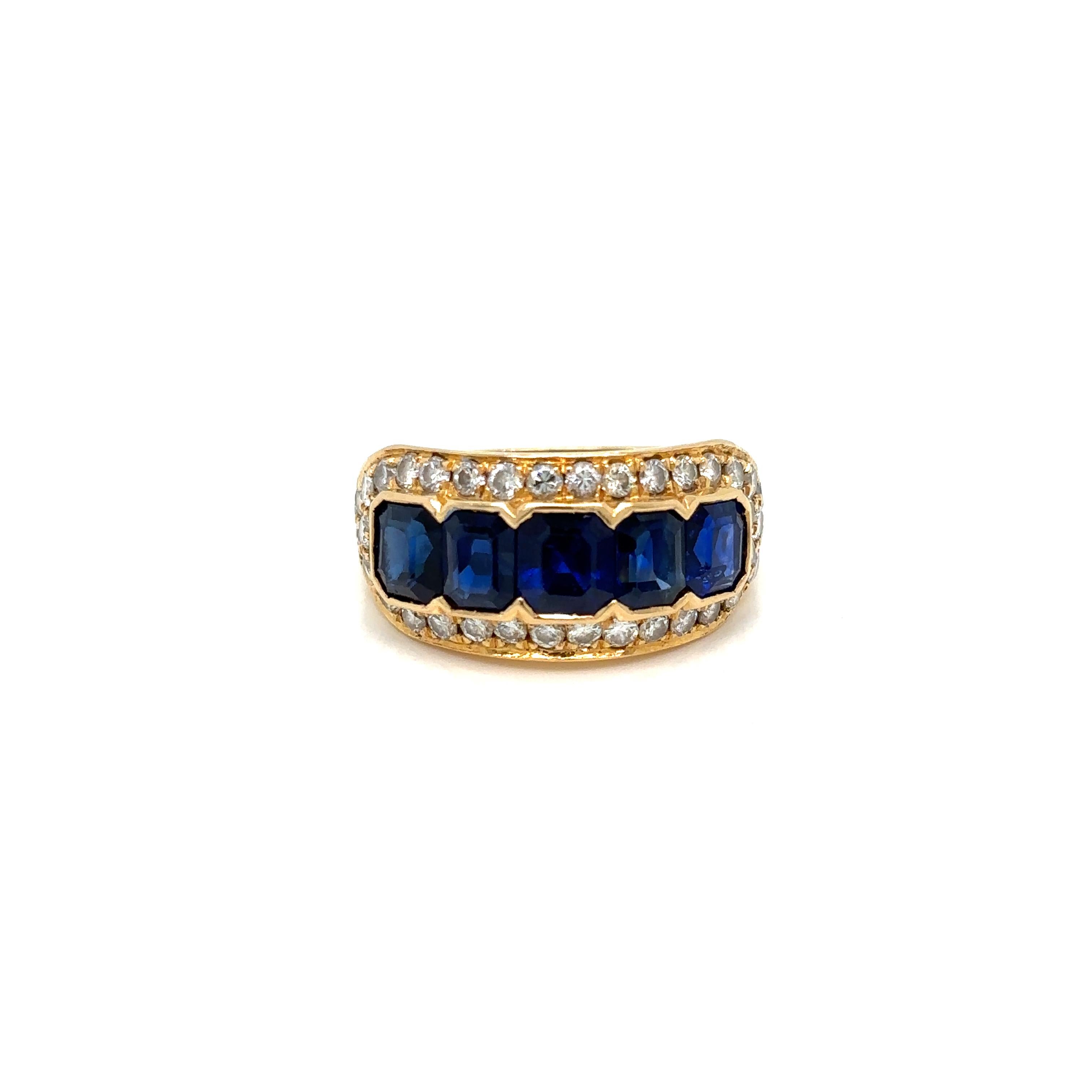 Illario vintage 18k Yellow Gold ring, made in Italy, circa 1970'. 

It is set with five Natural untreated Natural Sapphire, total weight 5.00 carats, and adorned by 0,50 carat of sparkling Round brilliant cut Diamonds Pavé graded G color
