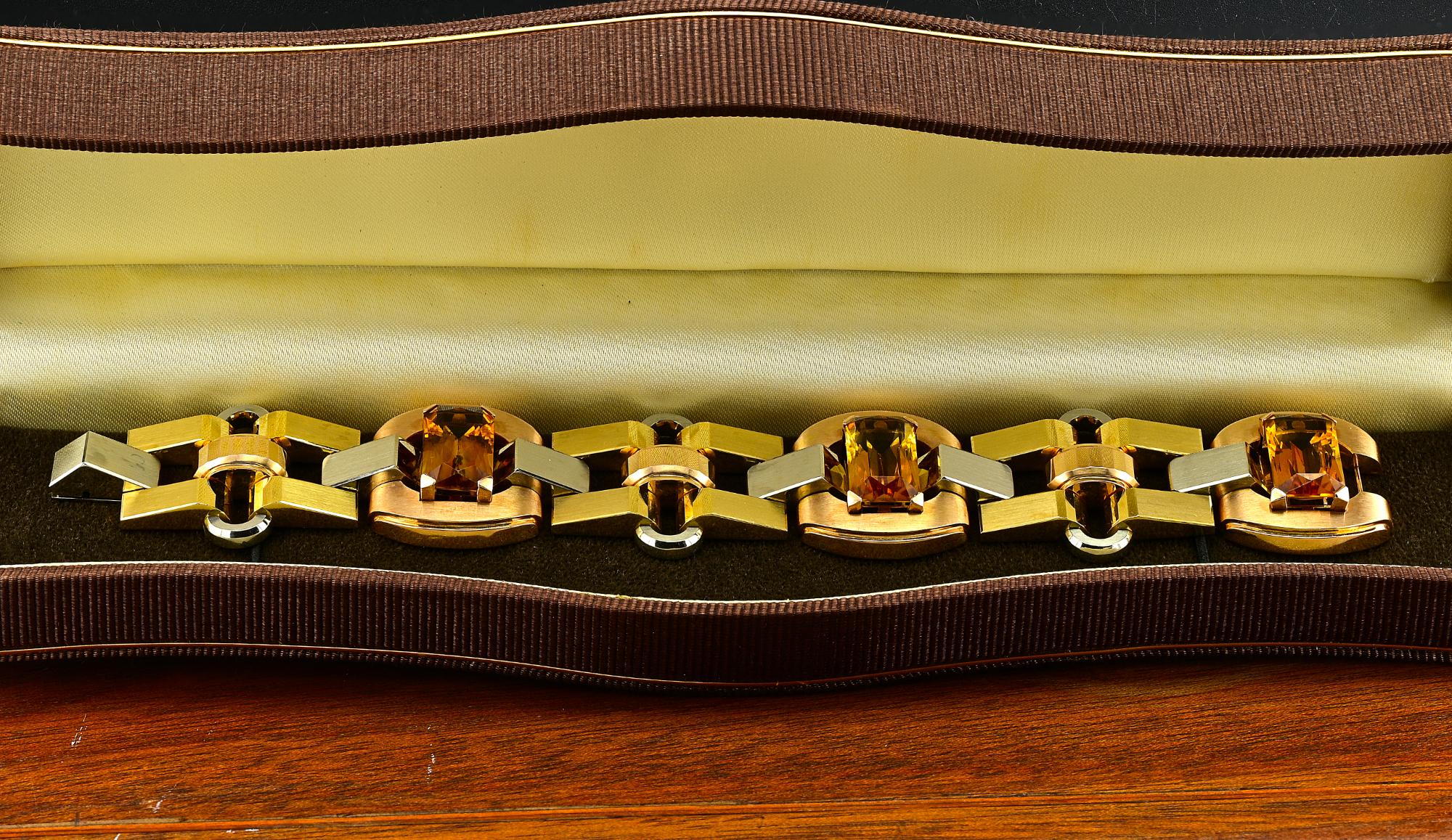 Besonders schönes Beispiel eines Armbands aus der Zeit des Art déco, mit italienischem ILLARIO-Logo, um 1930 italienische Punzen der Zeit
Atemberaubende schicke Kombinationen von ausgefallenen geometrischen Design in Bi-Color-Gold mit einem Trio von