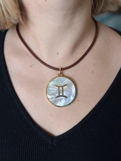 Illario - Collier en cuir avec pendentif signe du Zodiac en or jaune nacre et gémeaux