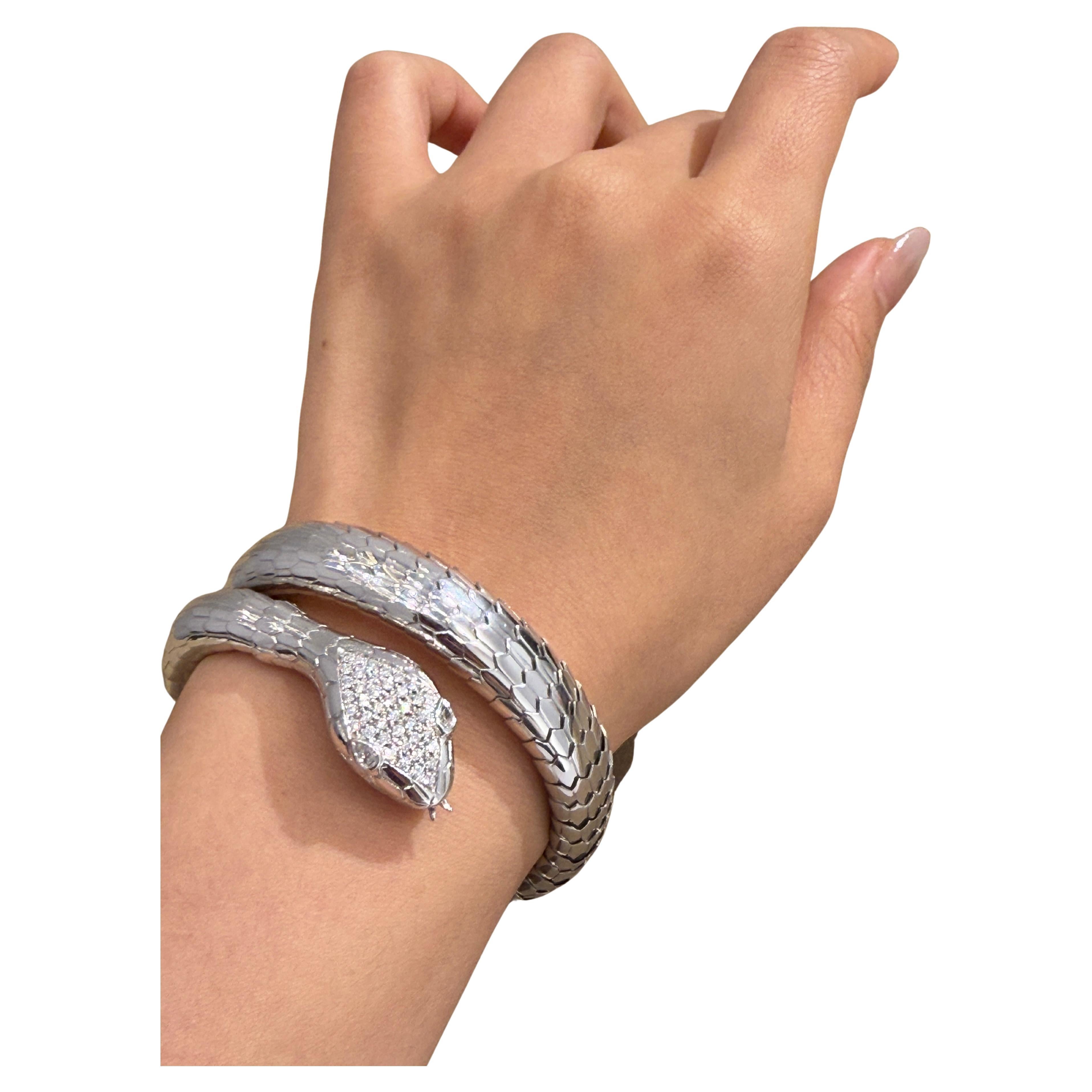 Illario Serpenti 18 Karat Gold and Diamond Bracelet, 1980s For Sale