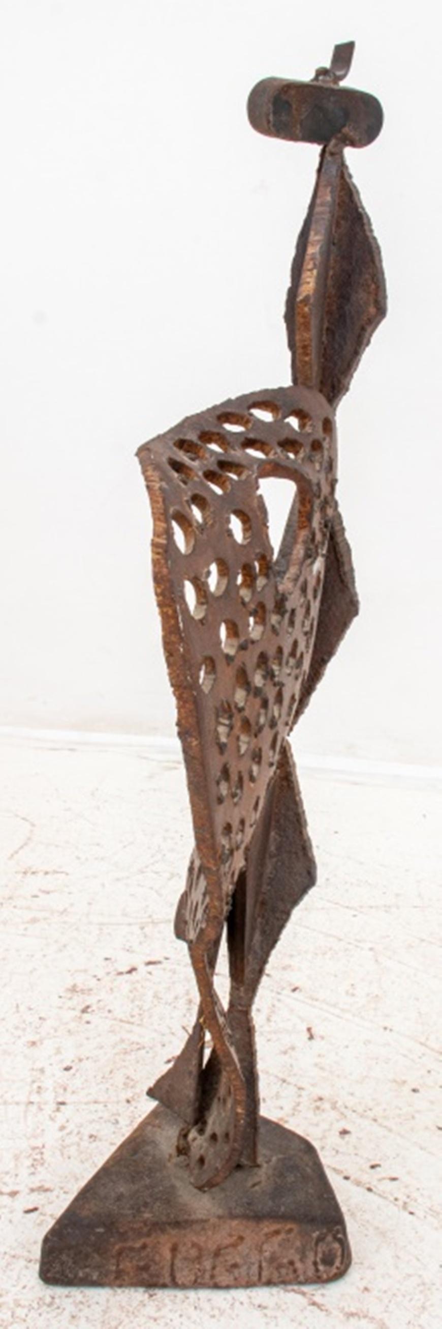 Sculpture en métal brutaliste signée de manière illisible en vente 1